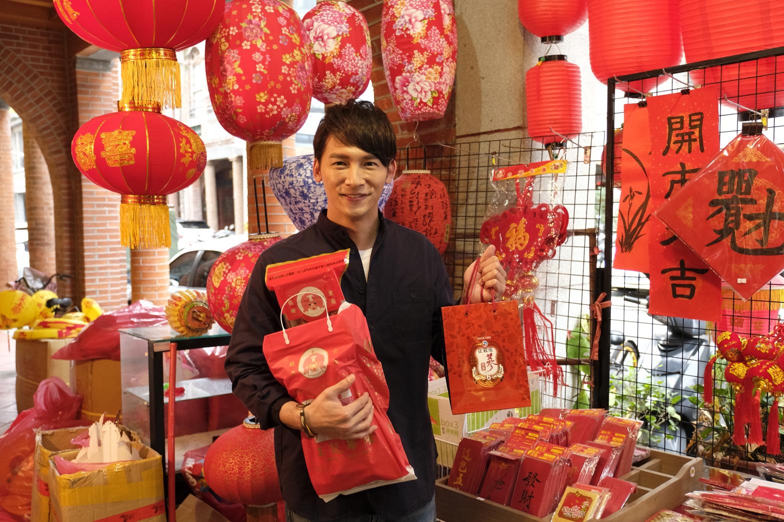 溫昇豪工作過40歲生日,收到大稻埕附近商家送的生日禮物。(青睞影視提供)
