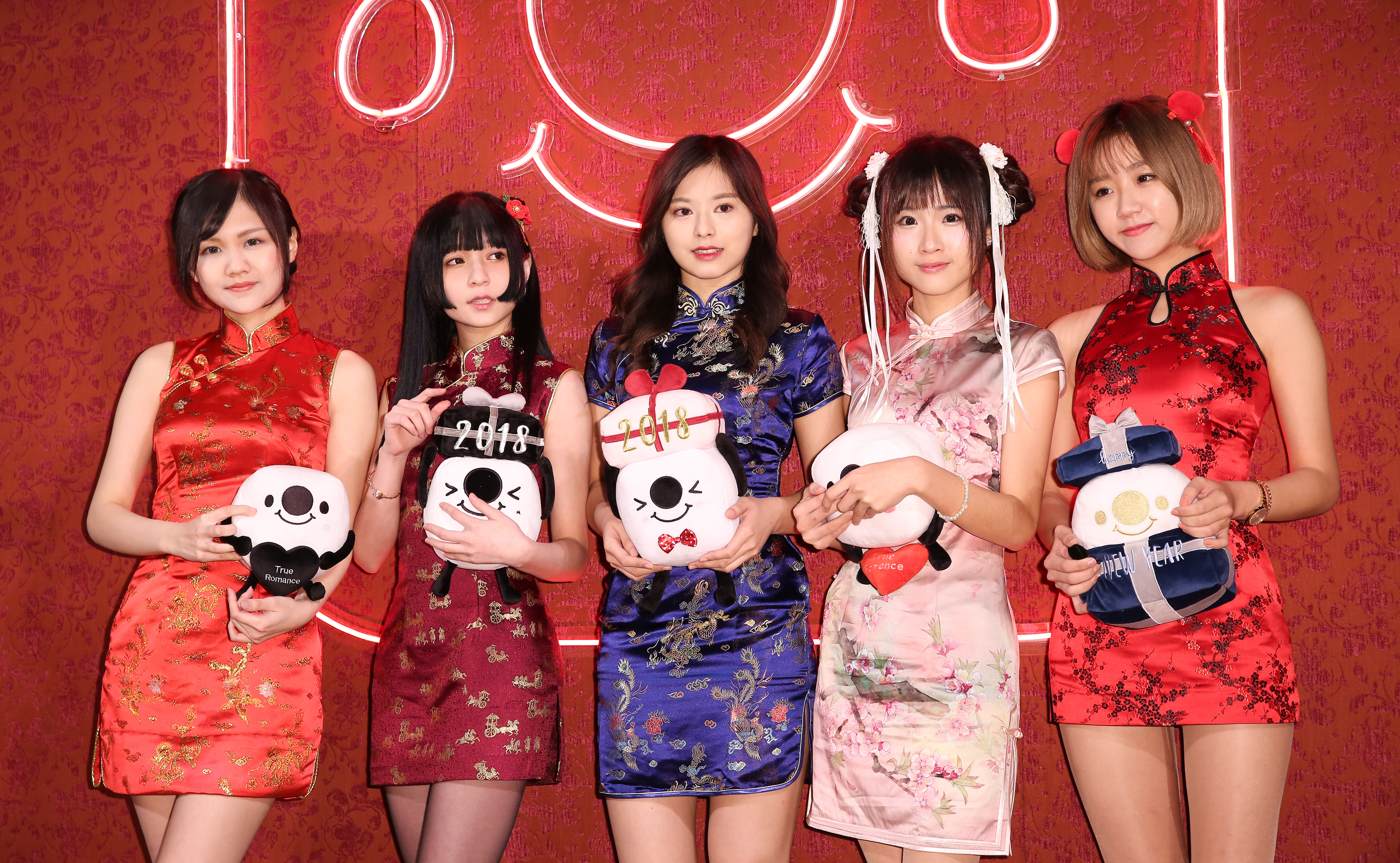 「輔大周子瑜」陳苡瑄踏入直播半年，已擁有11萬名粉絲。（左起：許瑜、千本、陳苡瑄、凱伊及阮糖。）