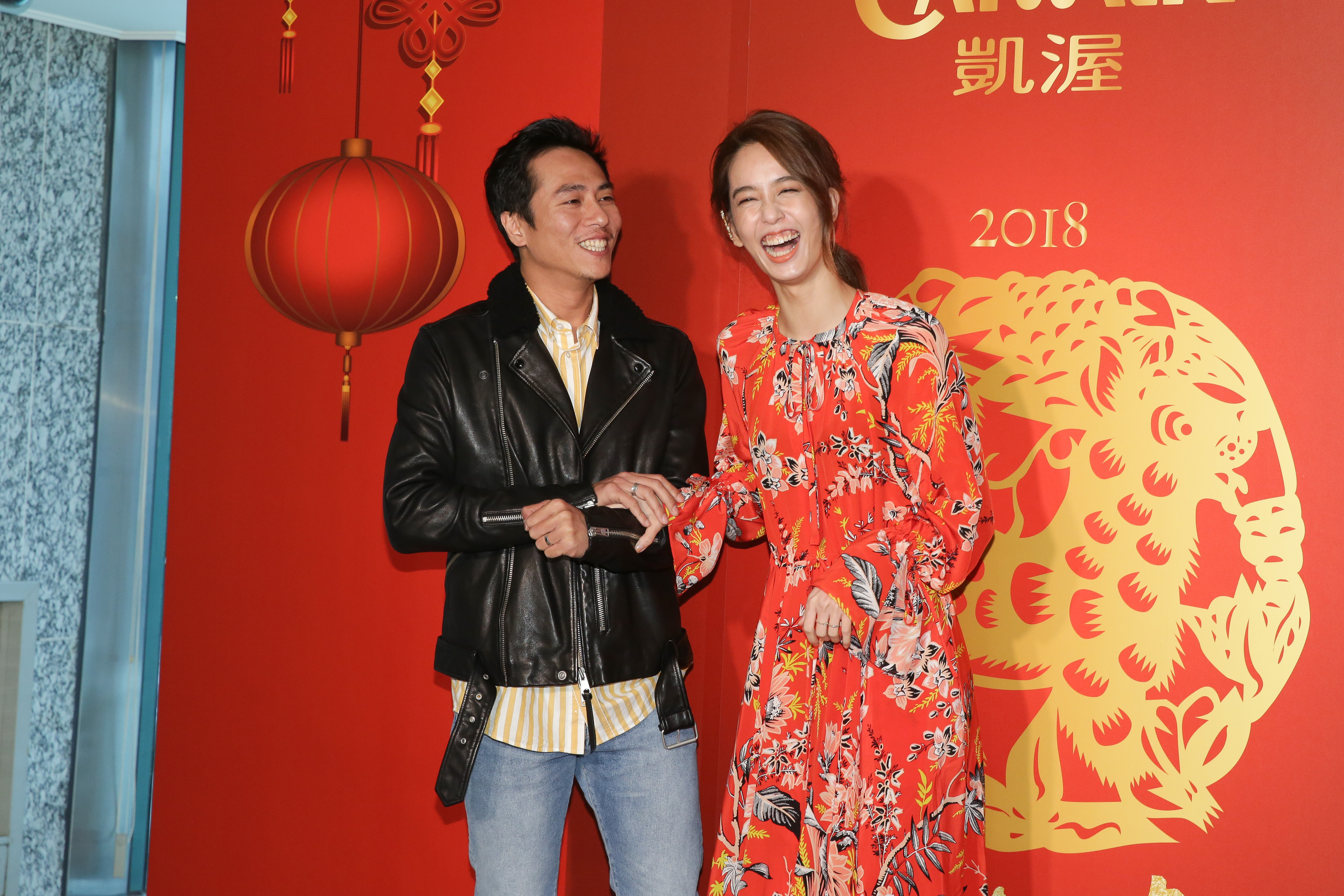 陳庭妮（右）表示開工穿紅色顯得精神好，被莊凱勛開玩笑：「所以穿了龍袍。」