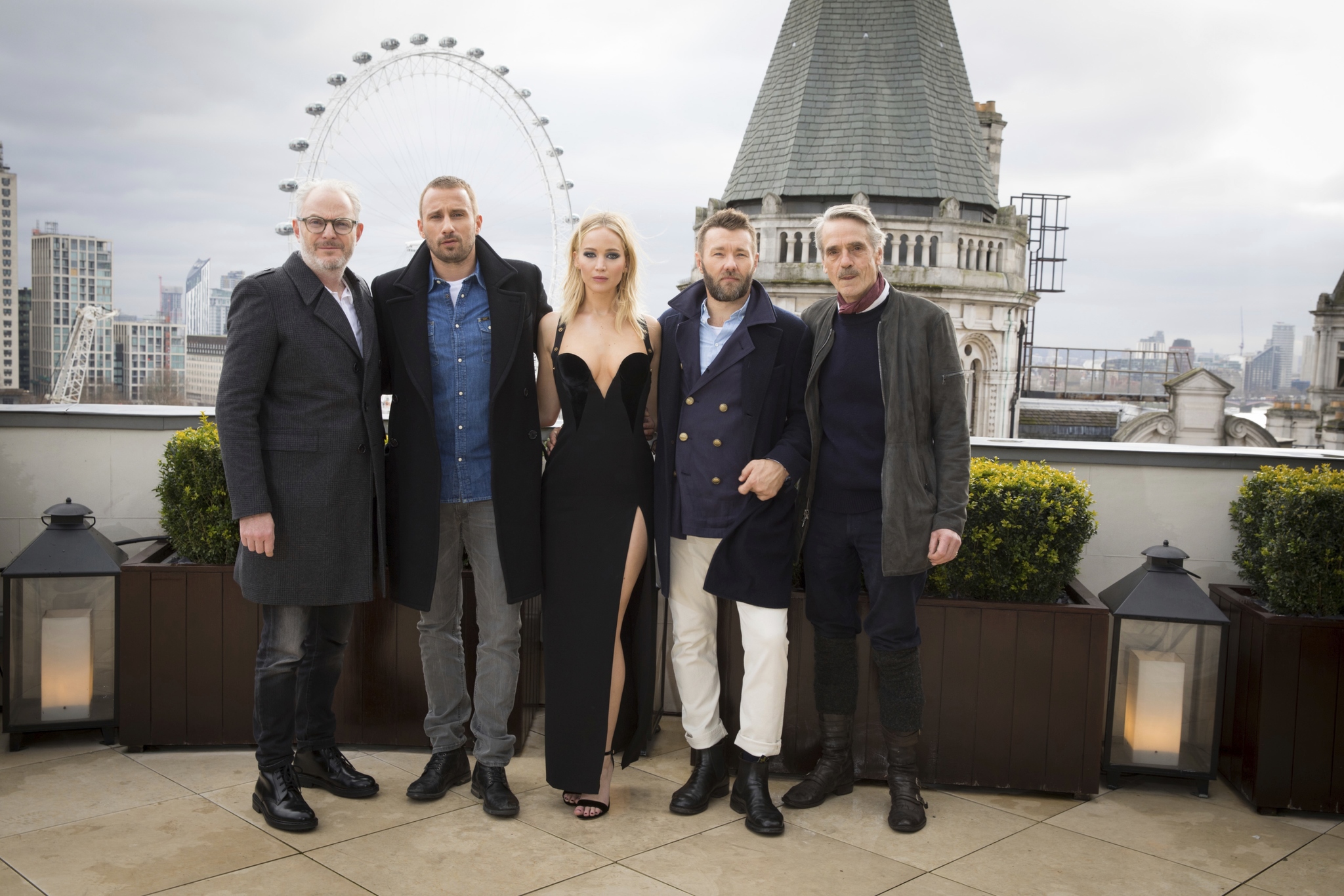 日前《紅雀》在倫敦宣傳造勢,小珍妮佛穿著單薄,旁邊的男性主創們卻都穿著外套禦寒,引起女權份子抨擊性別歧視。(福斯提供)