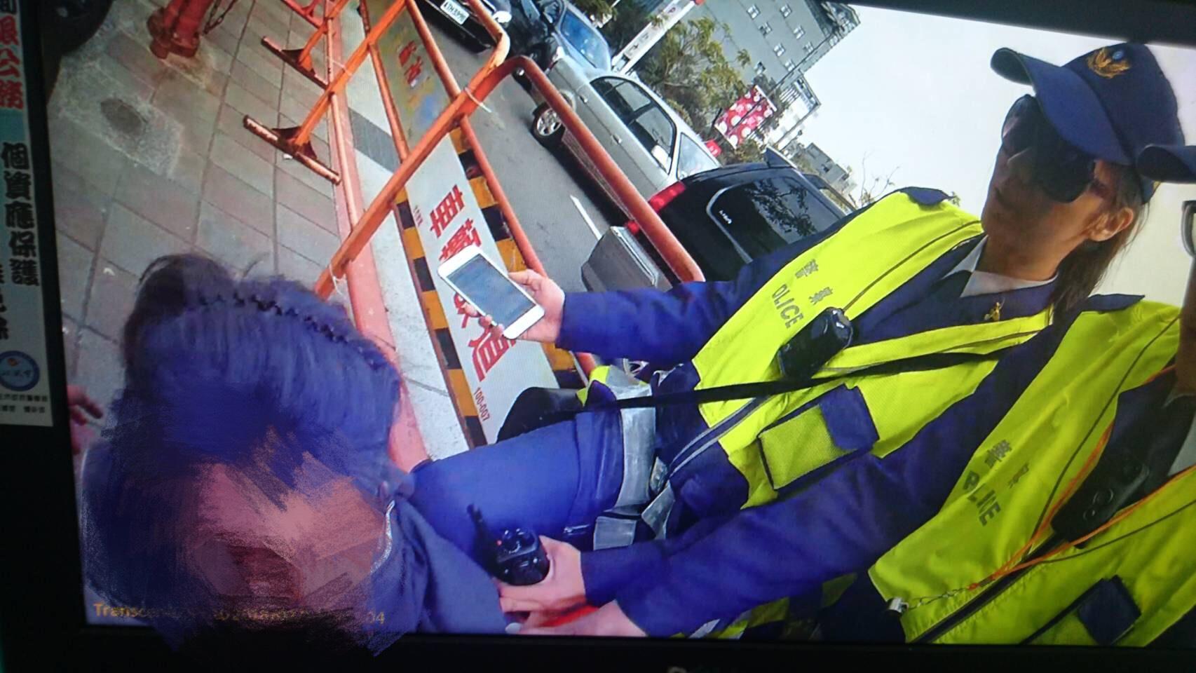 王姓通緝犯萬萬沒想到眼前這位長髮女警是馬拉松好手，在追逐800公尺後就逮。（警方提供）