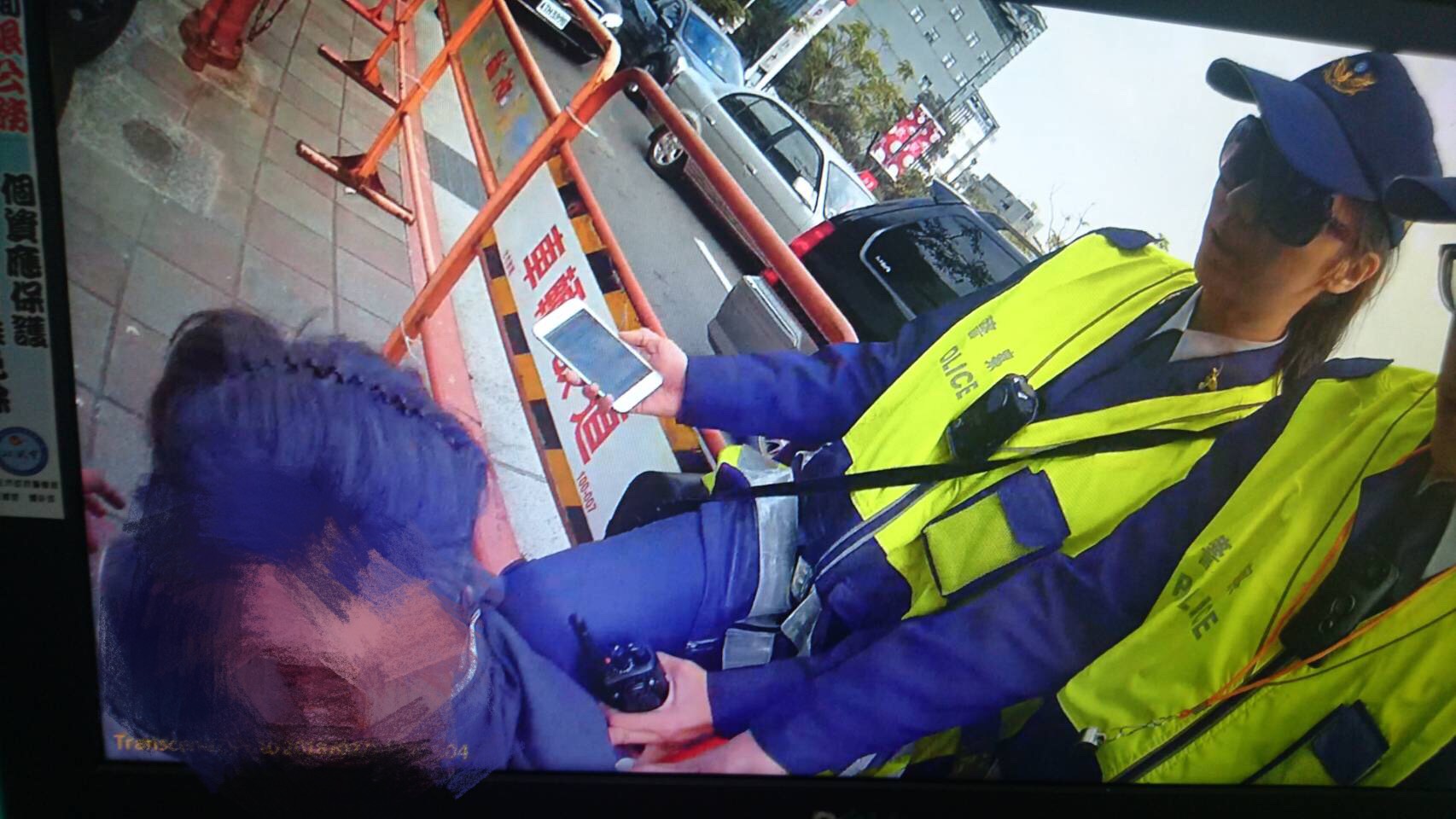 王姓通緝犯萬萬沒想到眼前這位長髮女警是馬拉松好手，在追逐800公尺後就逮。（警方提供）