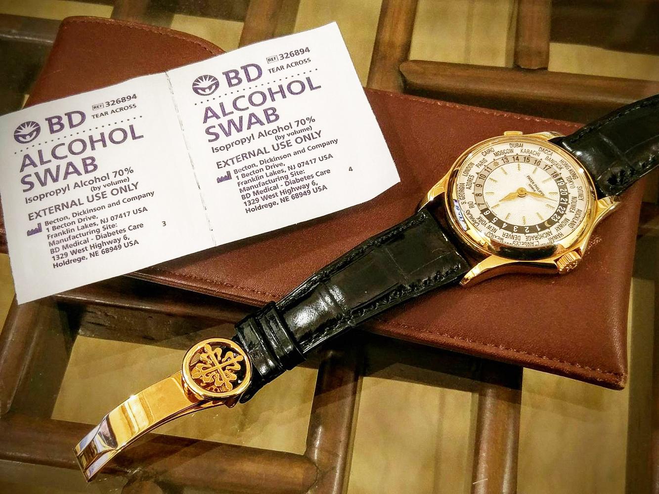 若錶款無鎖入式龍頭或僅具備日常生活防水功能（30米或以下），盡量不要使用大量清水沖洗，可以不含酒精與香料的濕紙巾擦拭後再擦乾即可。錶背、錶耳接縫處的汗垢與髒污，則可以酒精棉拭去。