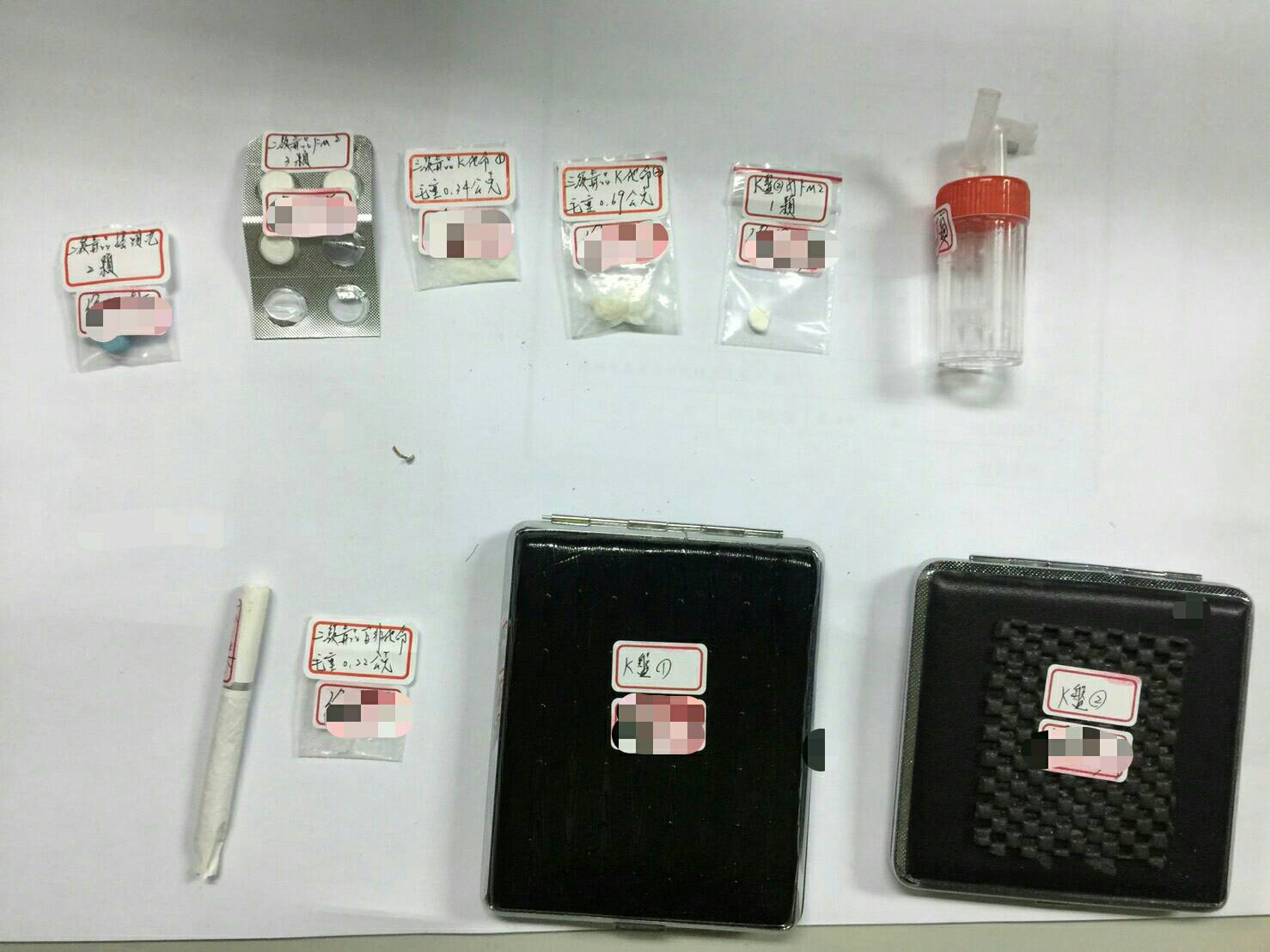 毒蟲吸毒昏睡車內，遇警盤查貨車內多包毒品。（警方提供）