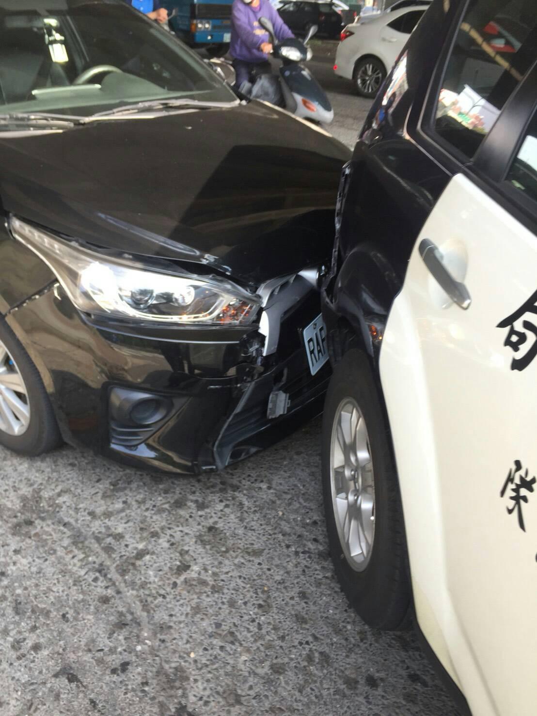 毒蟲遇警盤查一時緊張竟撞警車。(警方提供)