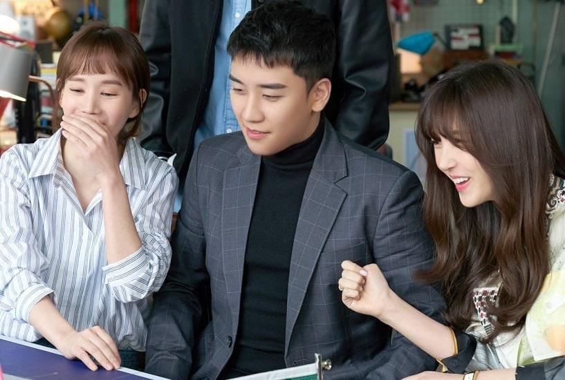 Netflix原創綜藝喜劇《YG FSO》,由BIGBANG成員勝利(中)主演。(Netflix提供)
