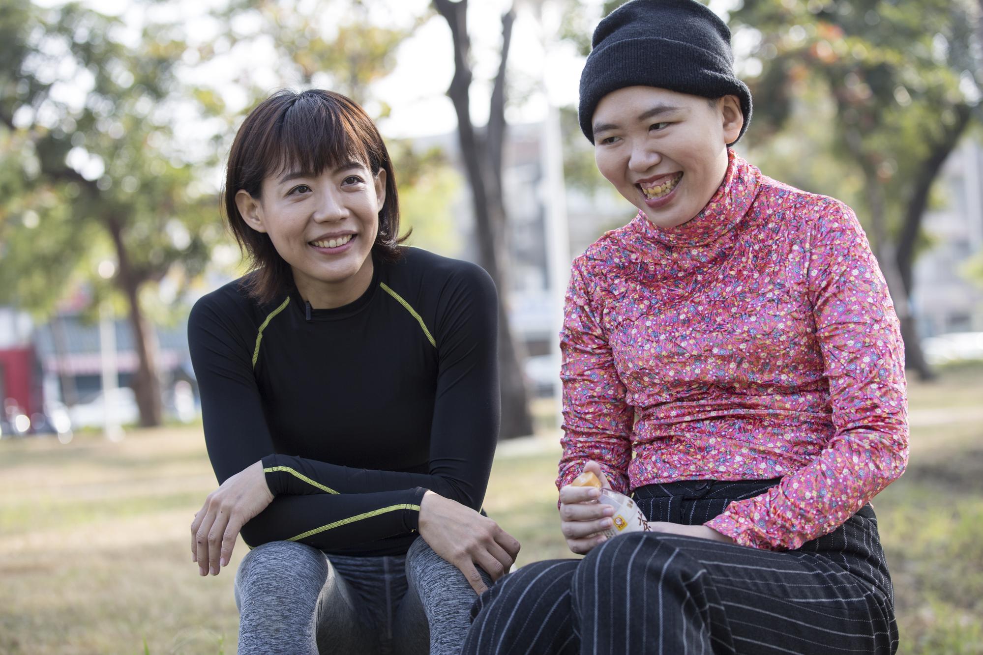 接受本刊專訪時,兩姊妹在公園開心合影。
