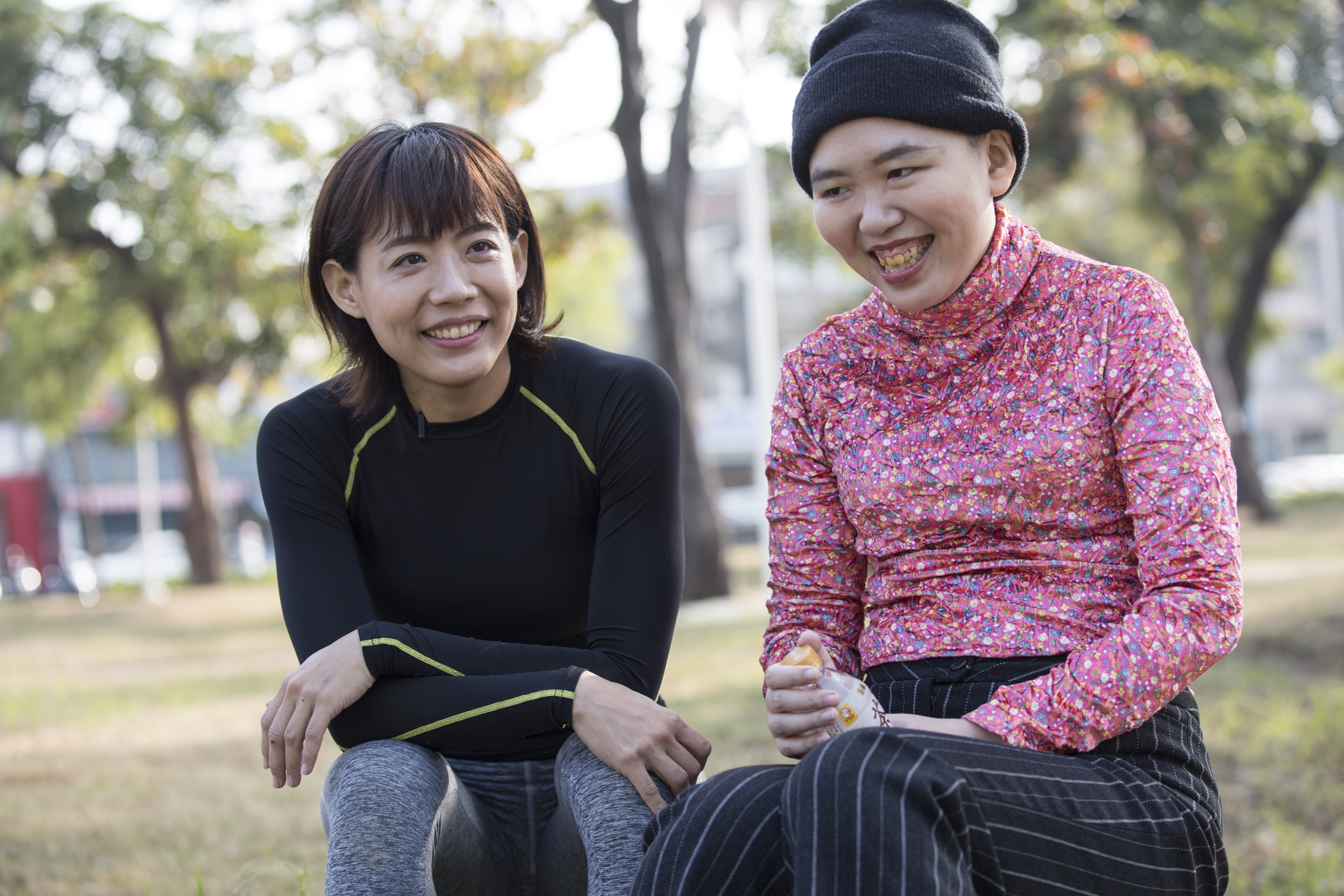 接受本刊專訪時，兩姊妹在公園開心合影。