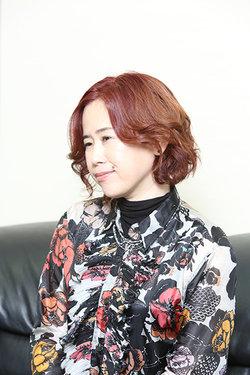 曾擔任樂團 Keyboard 手的梶浦由紀，髮色與造型多變，個性親切俏皮，頗為討喜。