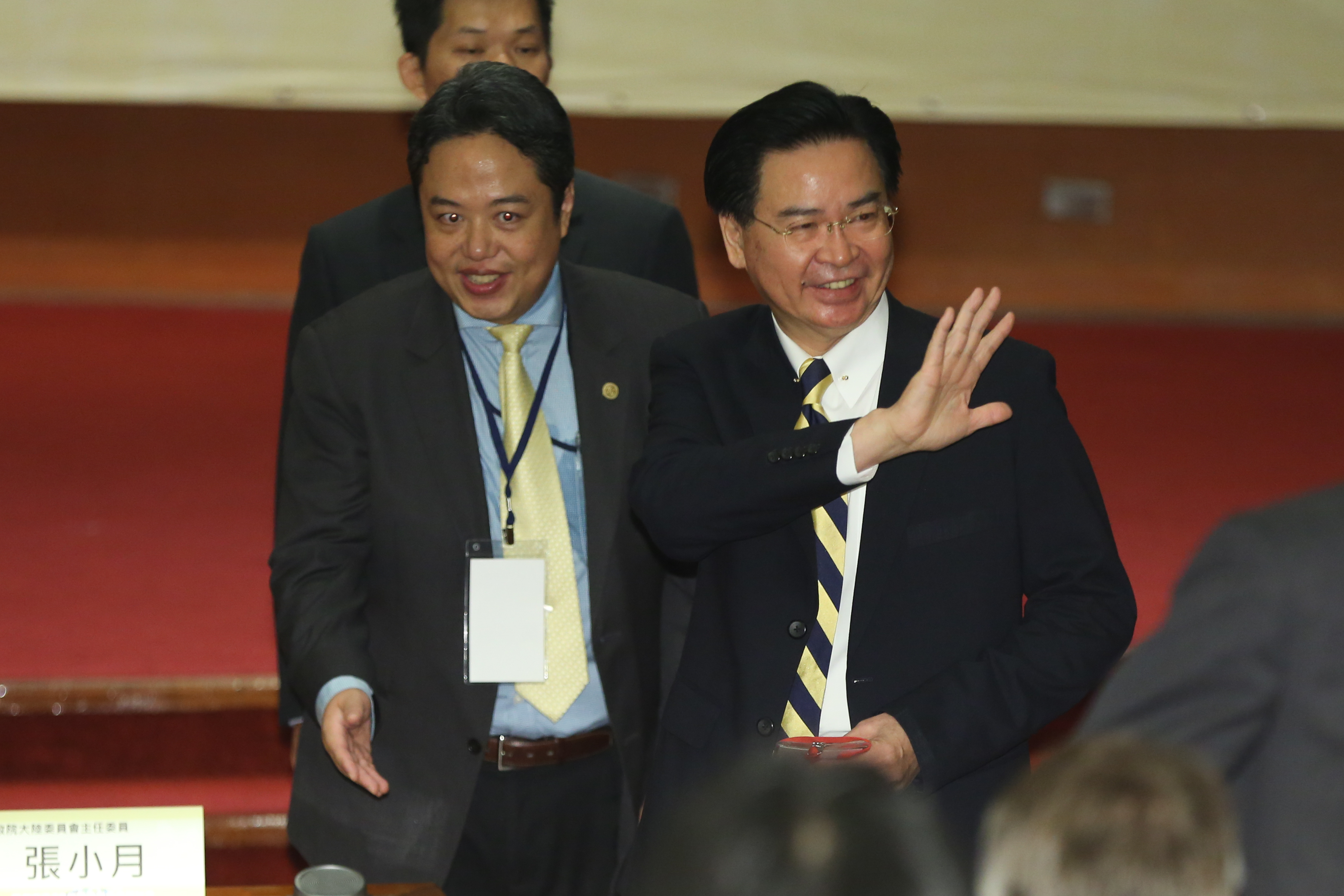 外交部長李大維確定去職，由總統府祕書長吳釗燮（右）接任。