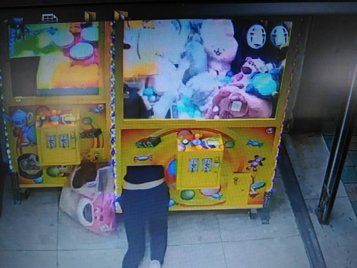 蔡女上半身全部進入機台，伸手大肆搜刮。（警方提供）