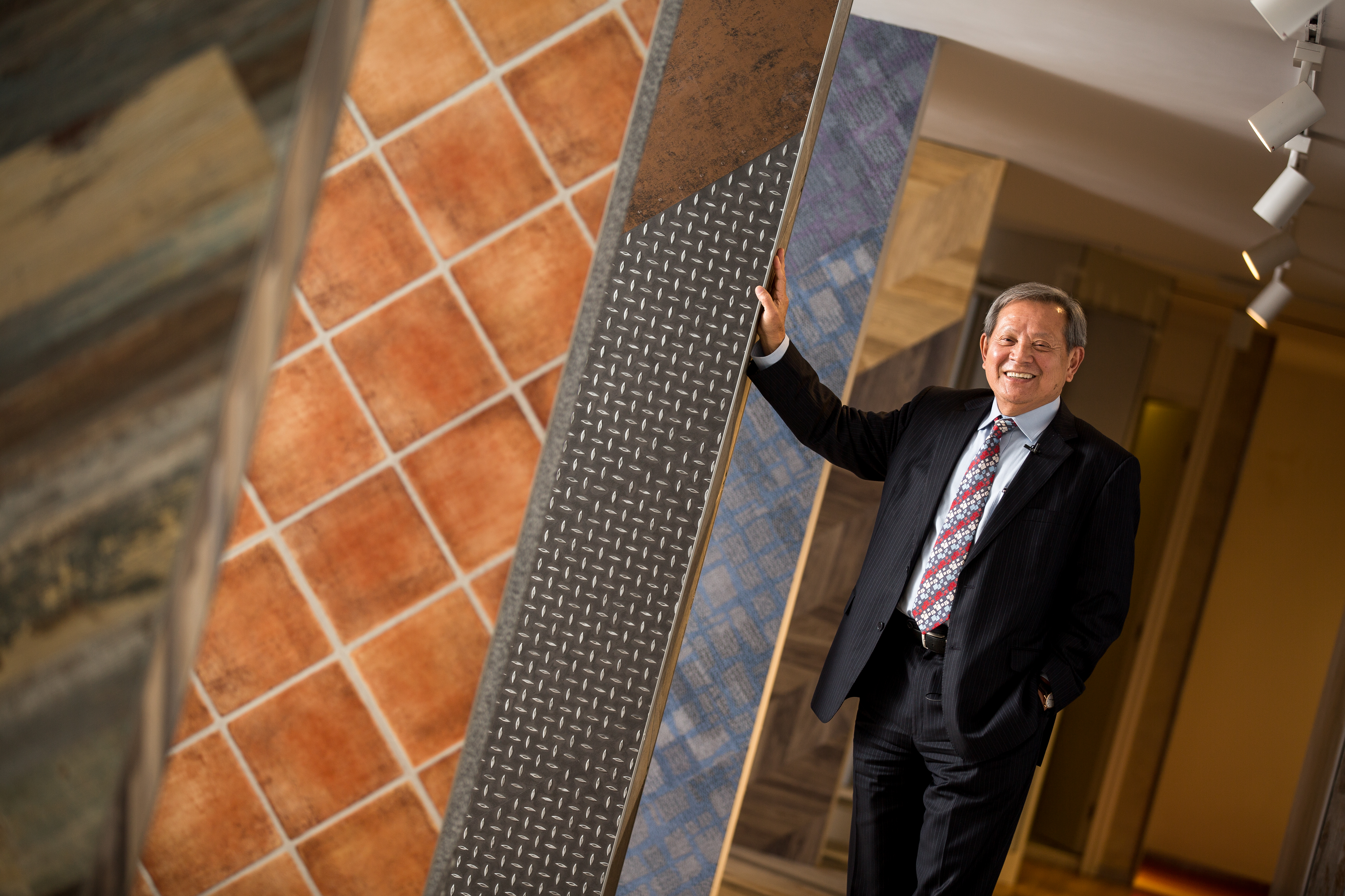 從基層工人出身的陳本源，如今已是台灣塑膠地磚界的龍頭。