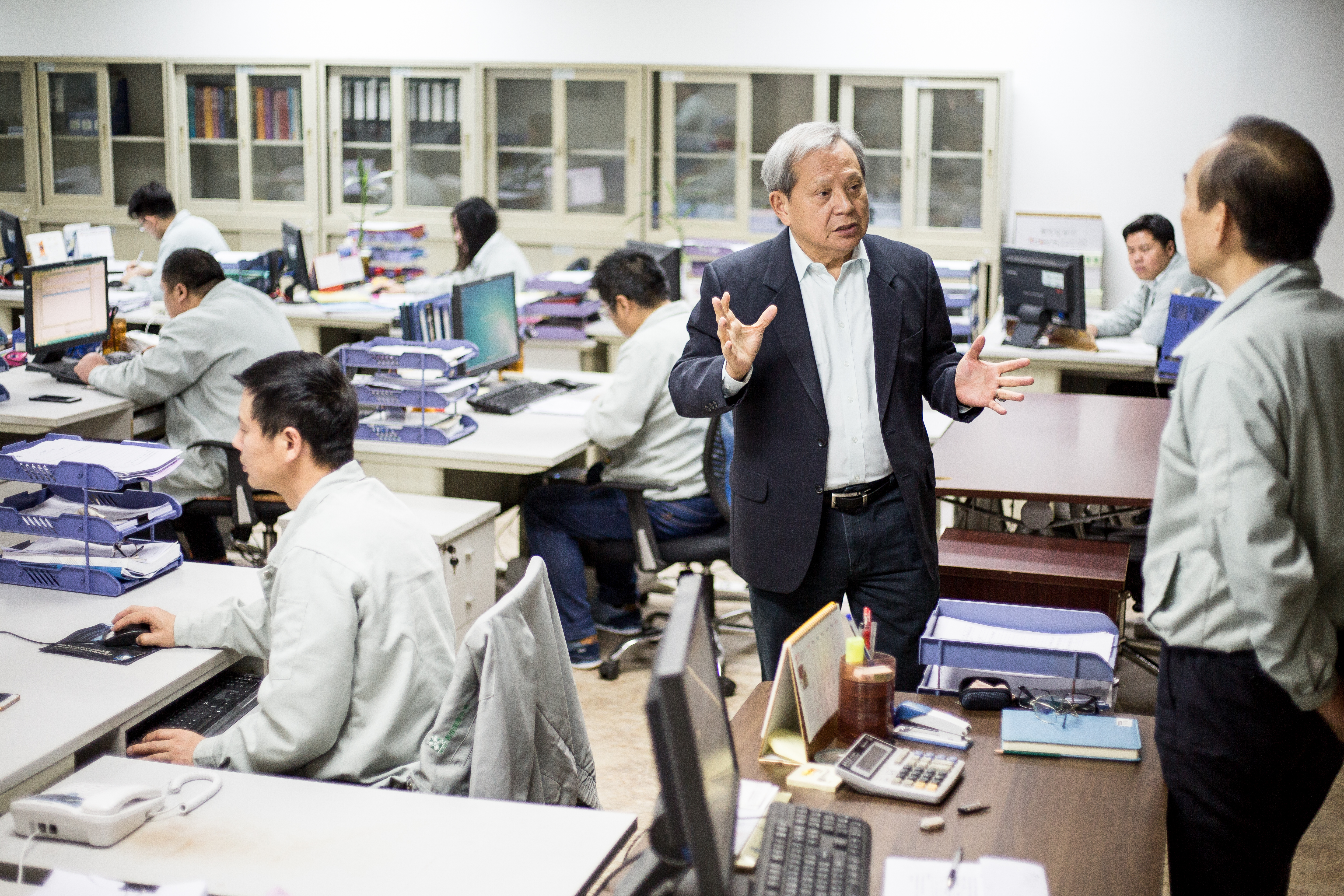 站穩外銷市場,近年陳本源(站立者左)規劃6大戰區,積極準備進軍中國市場。
