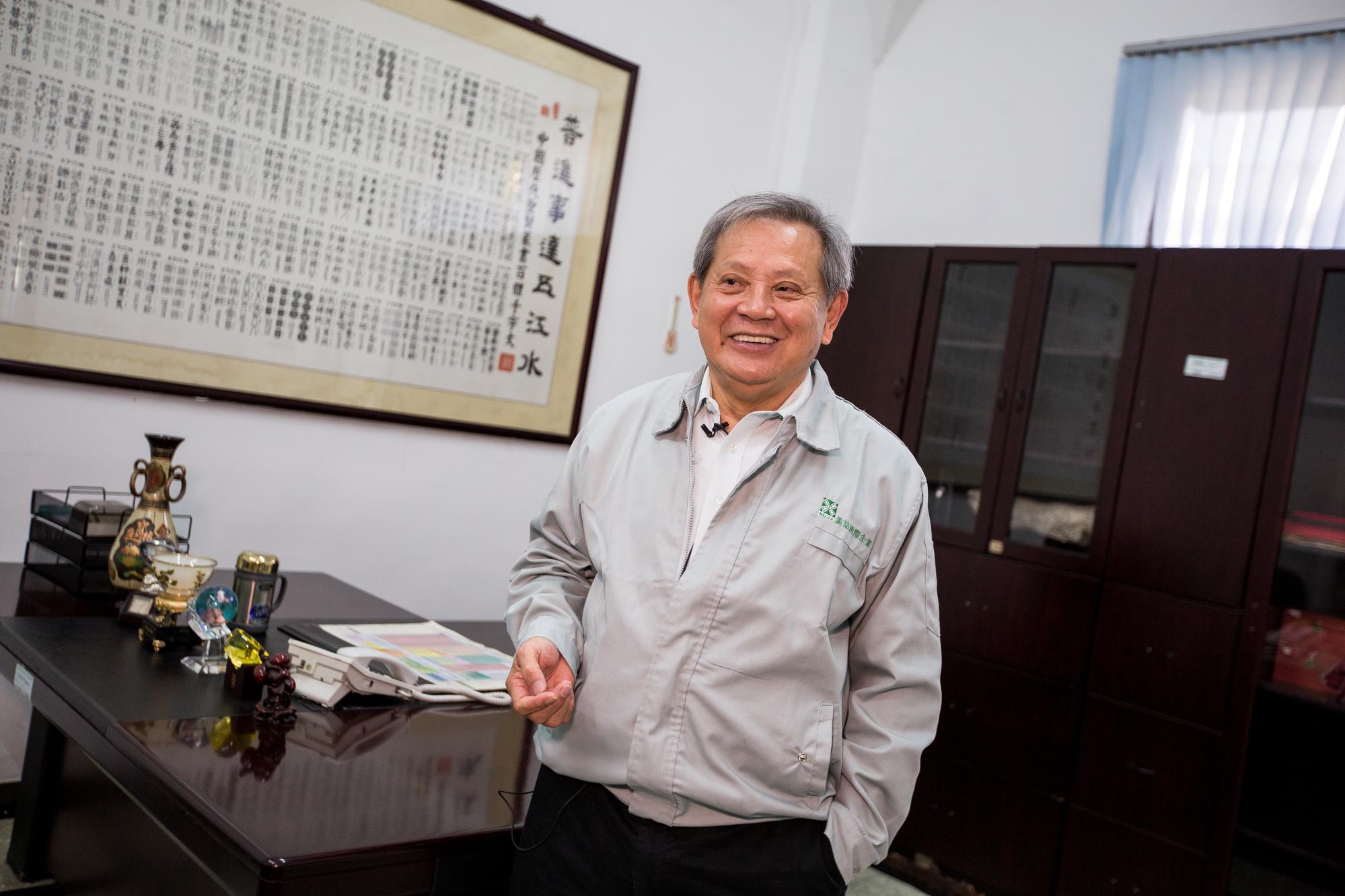 站在美喆東莞第一間廠房的宿舍裡受訪，陳本源一時忍不住紅了眼眶。