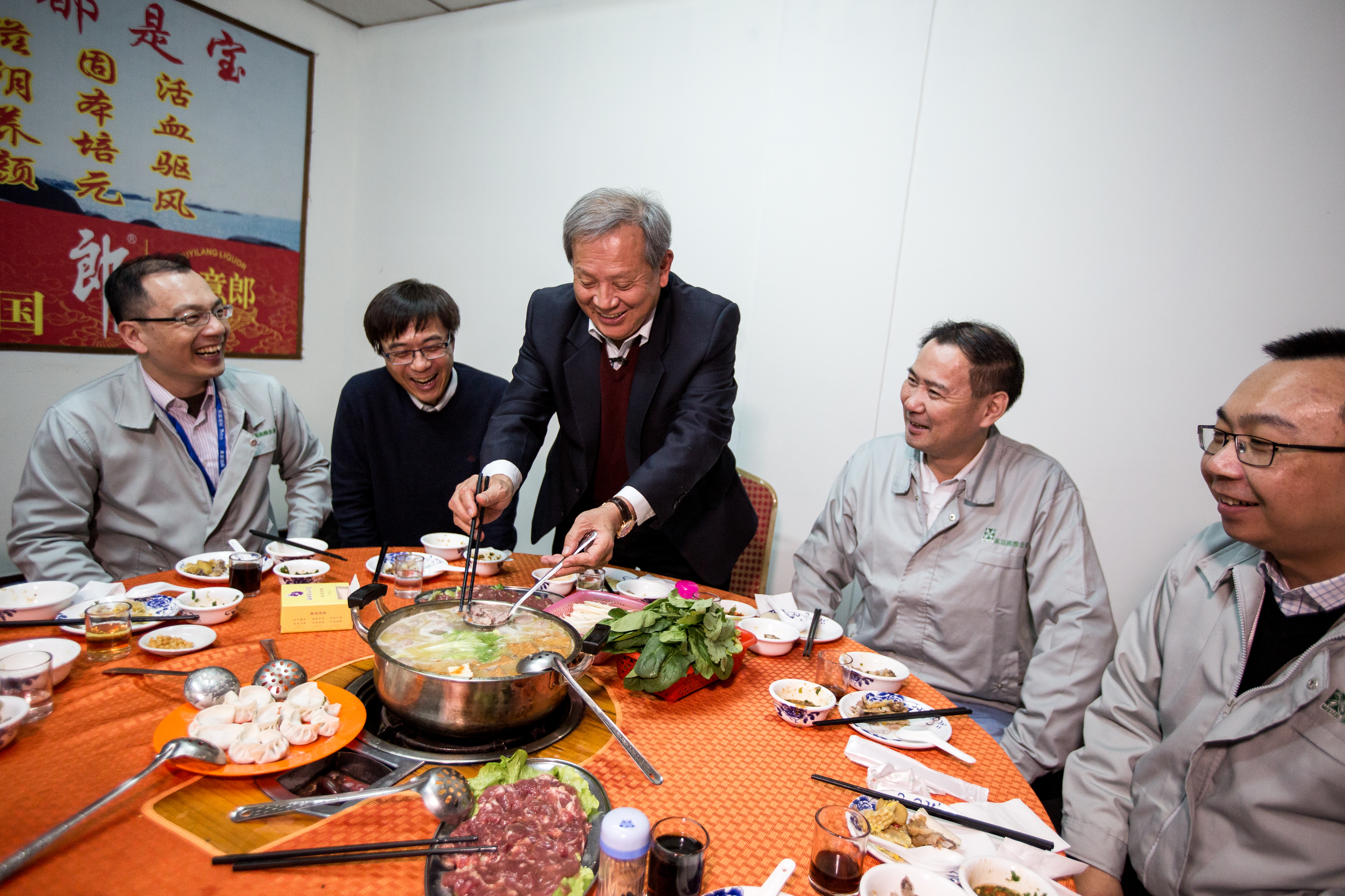 時常穿梭兩岸處理公務的陳本源(左2),閒暇時喜歡與一起員工挖掘美食。