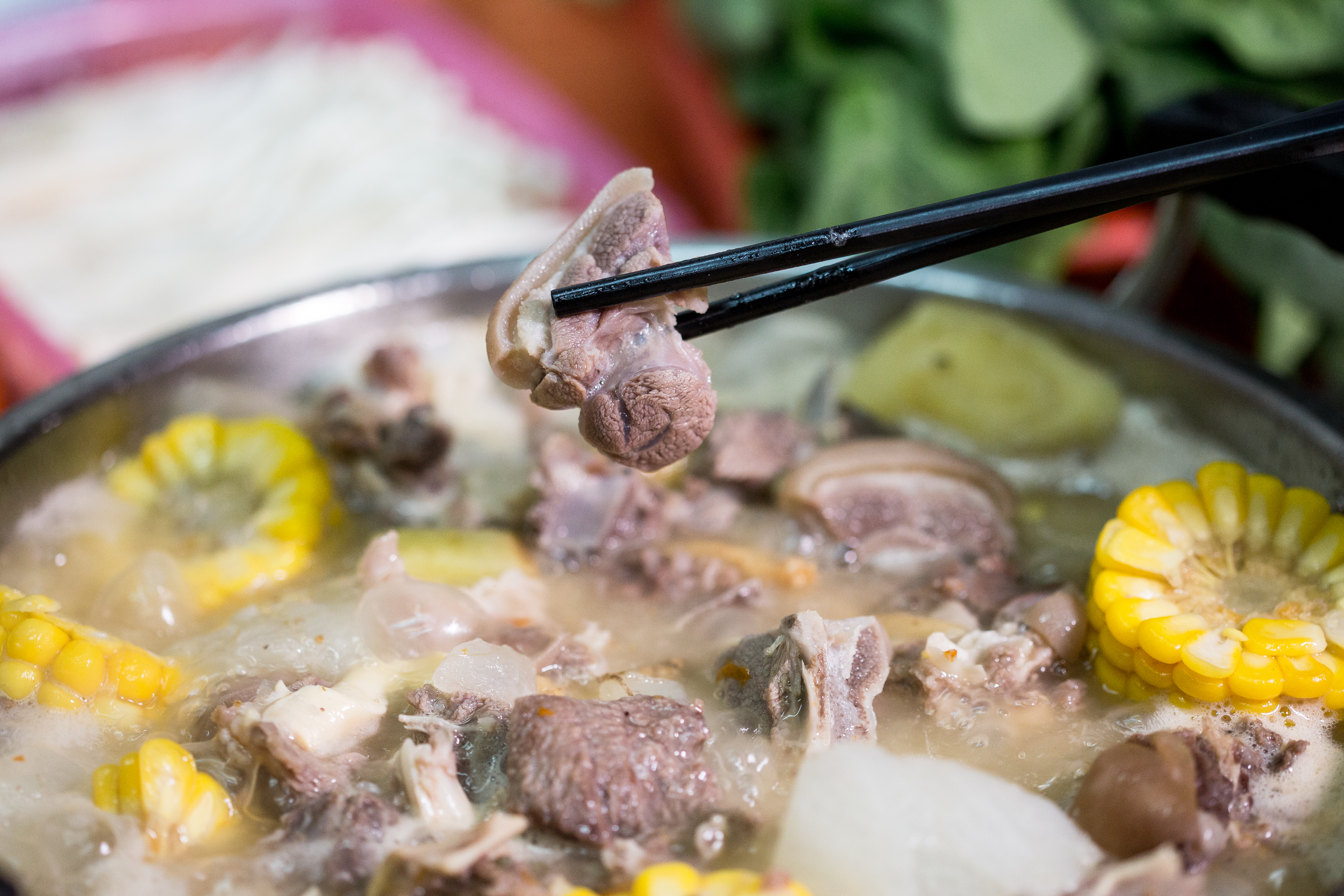 鑫鑫海南羊莊的新鮮現宰的帶皮羊肉，是陳本源推薦的必點菜色。
