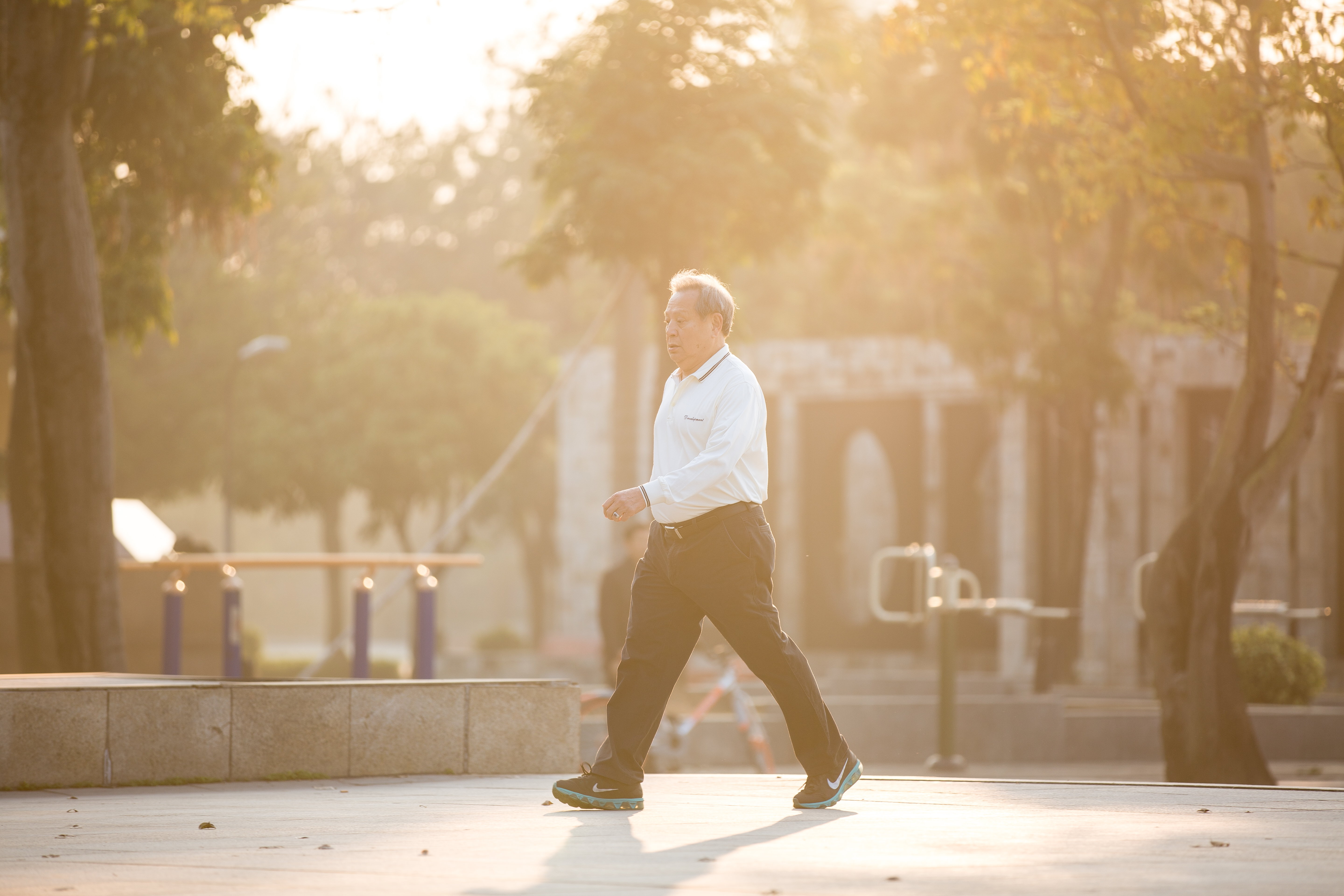 陳本源戒菸後，培養出每天清晨快走1小時的運動習慣。