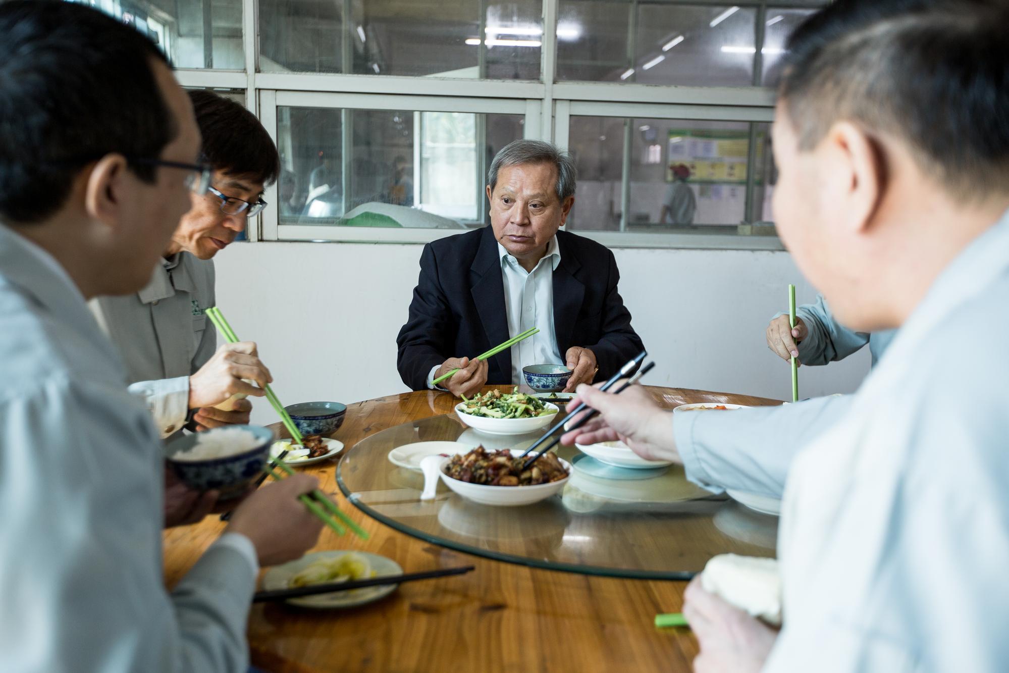 陳本源(左3)到中國大陸的第一餐,就跟員工一起吃,以便瞭解員工伙食情況。