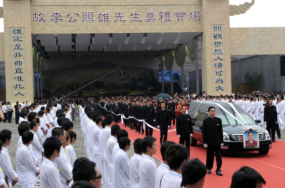 8年前李出殯時，排場盛大隆重，多名政商要人參與。（翻攝網路）