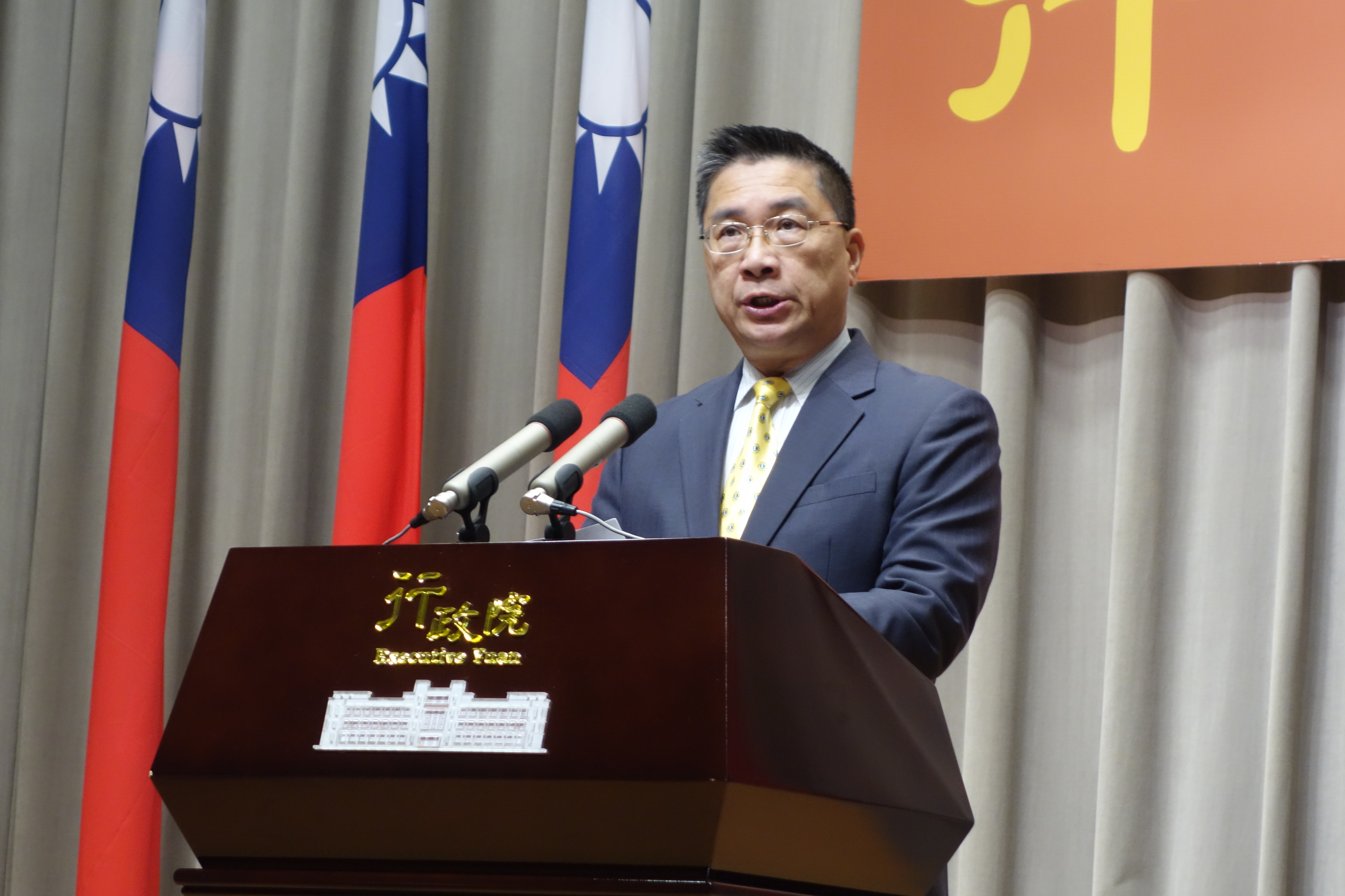 行政院發言人徐國勇今天下午召開記者會公布內閣改組名單，僅小幅更動5位首長。