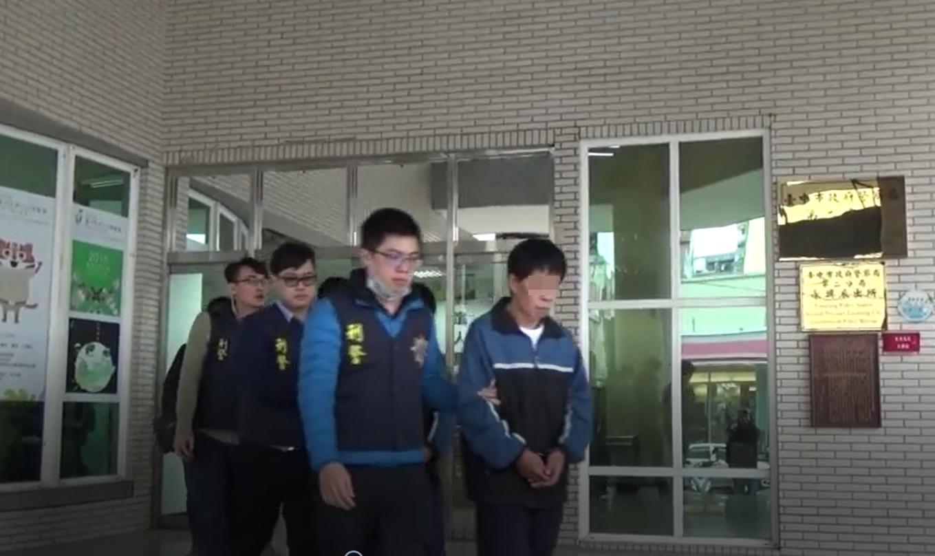綽號憨虎的王嫌遭警方逮捕，已無昔日擔任大哥時的氣焰。（刑事局提供）