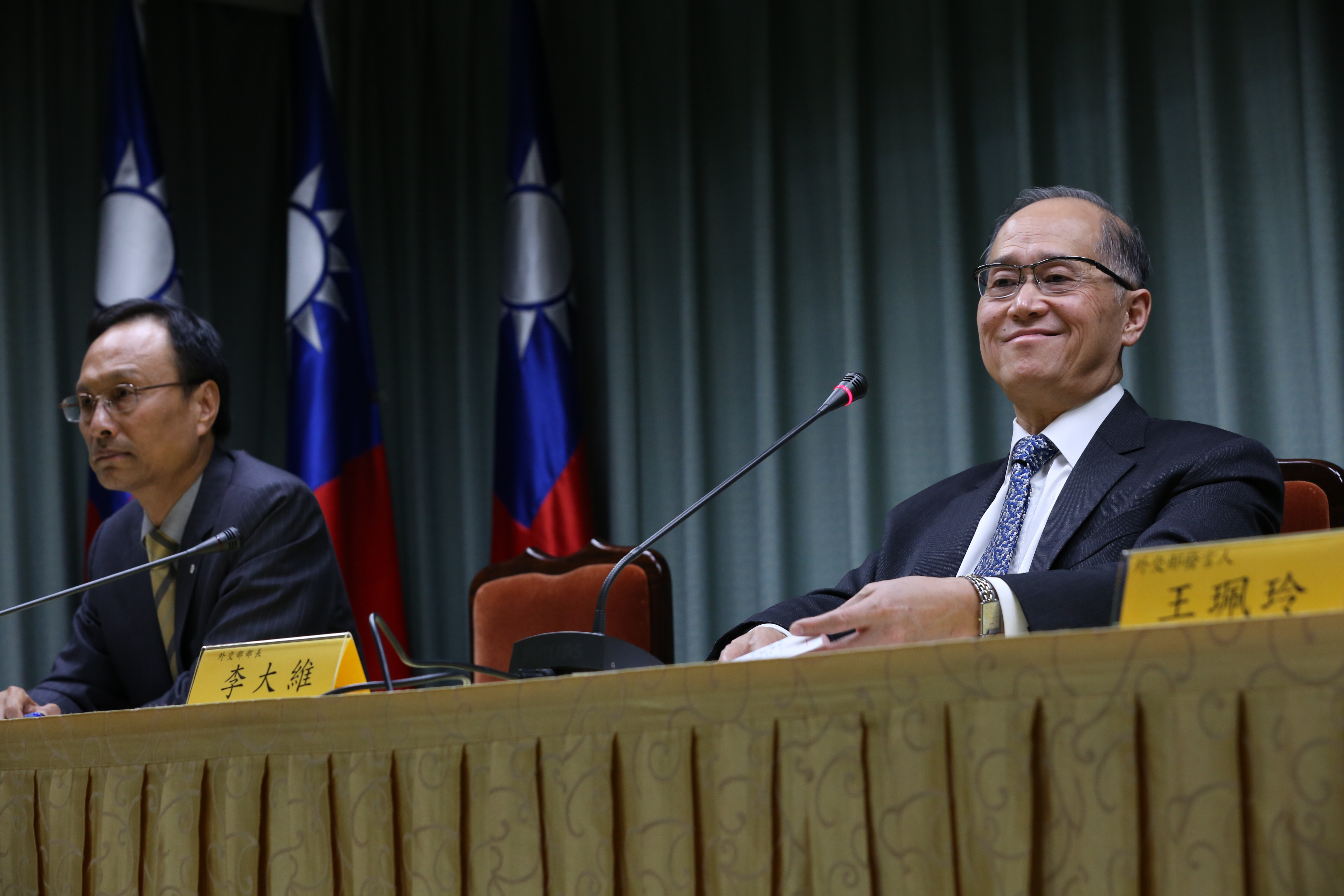 外交部長李大維（右）轉任國安會秘書長。
