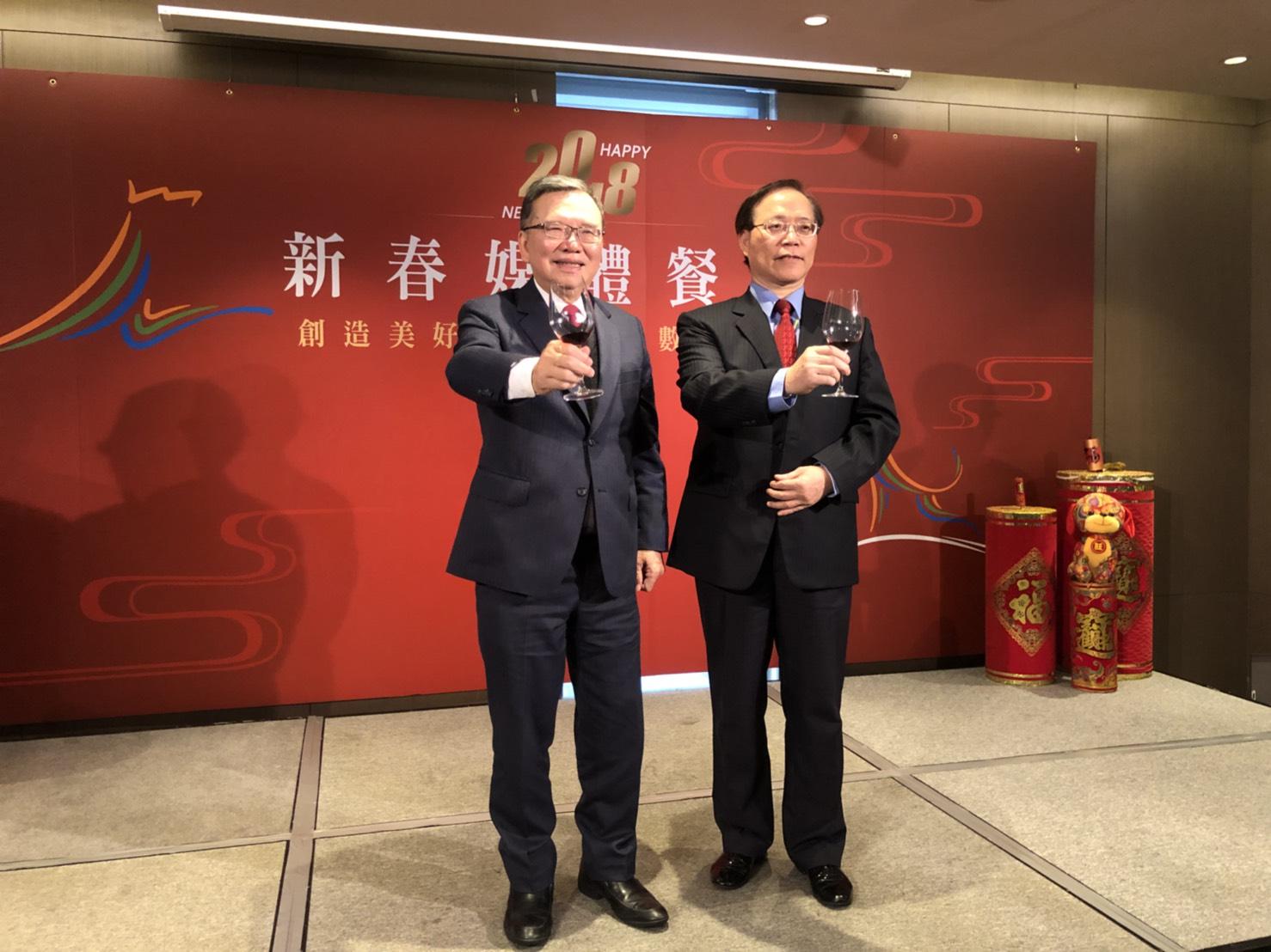 中華電信董座鄭優(左)在媒體春酒宣布配合政府政策推動社會住宅。