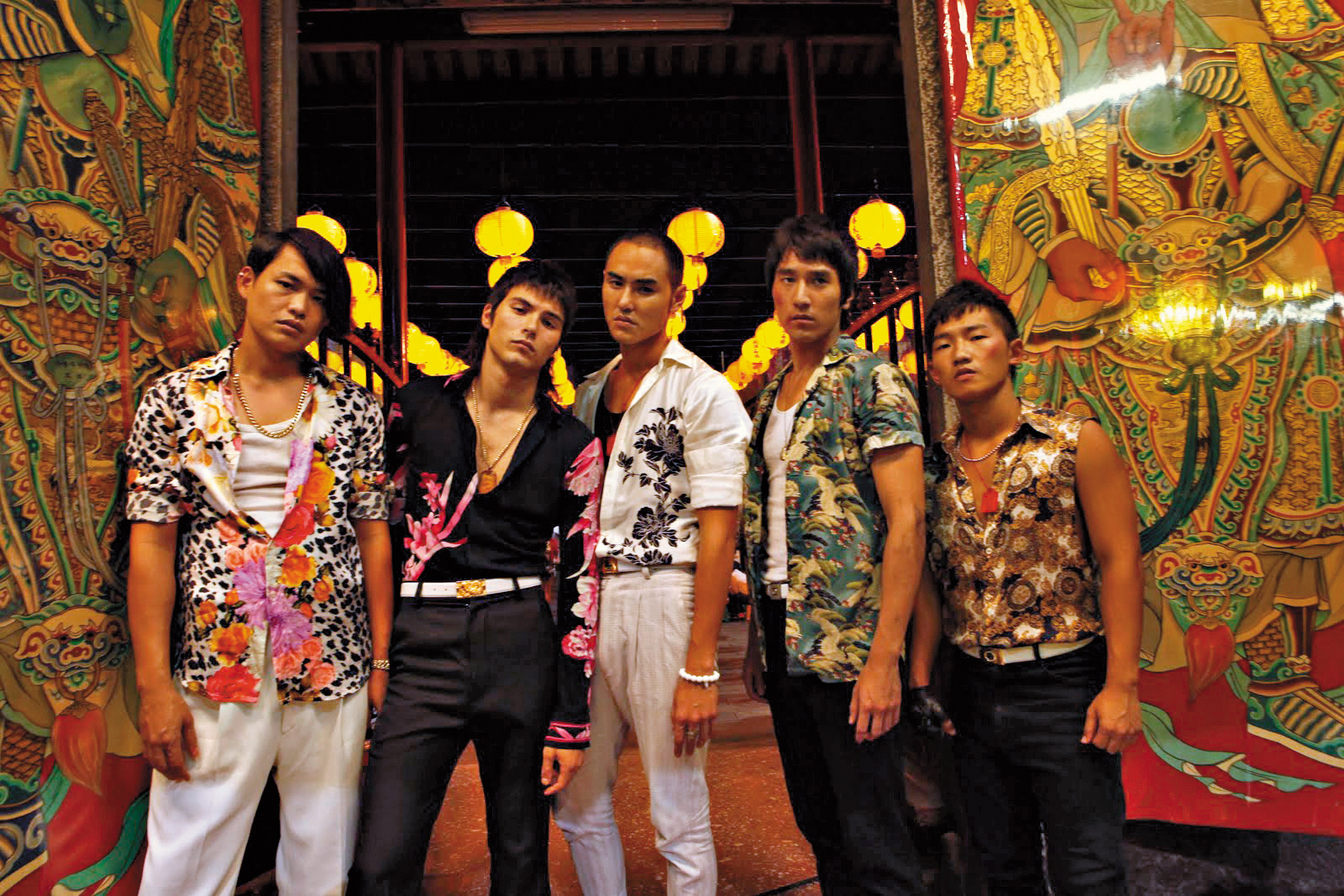 黃鐙輝（左起）和鳳小岳、阮經天、趙又廷、蔡昌憲合作的《艋舺》，是事業和人生的轉折點，他本想一輩子單身流浪，在眾好友鼓勵下成家生孩子，幸福家庭讓他的人生豁然開朗。