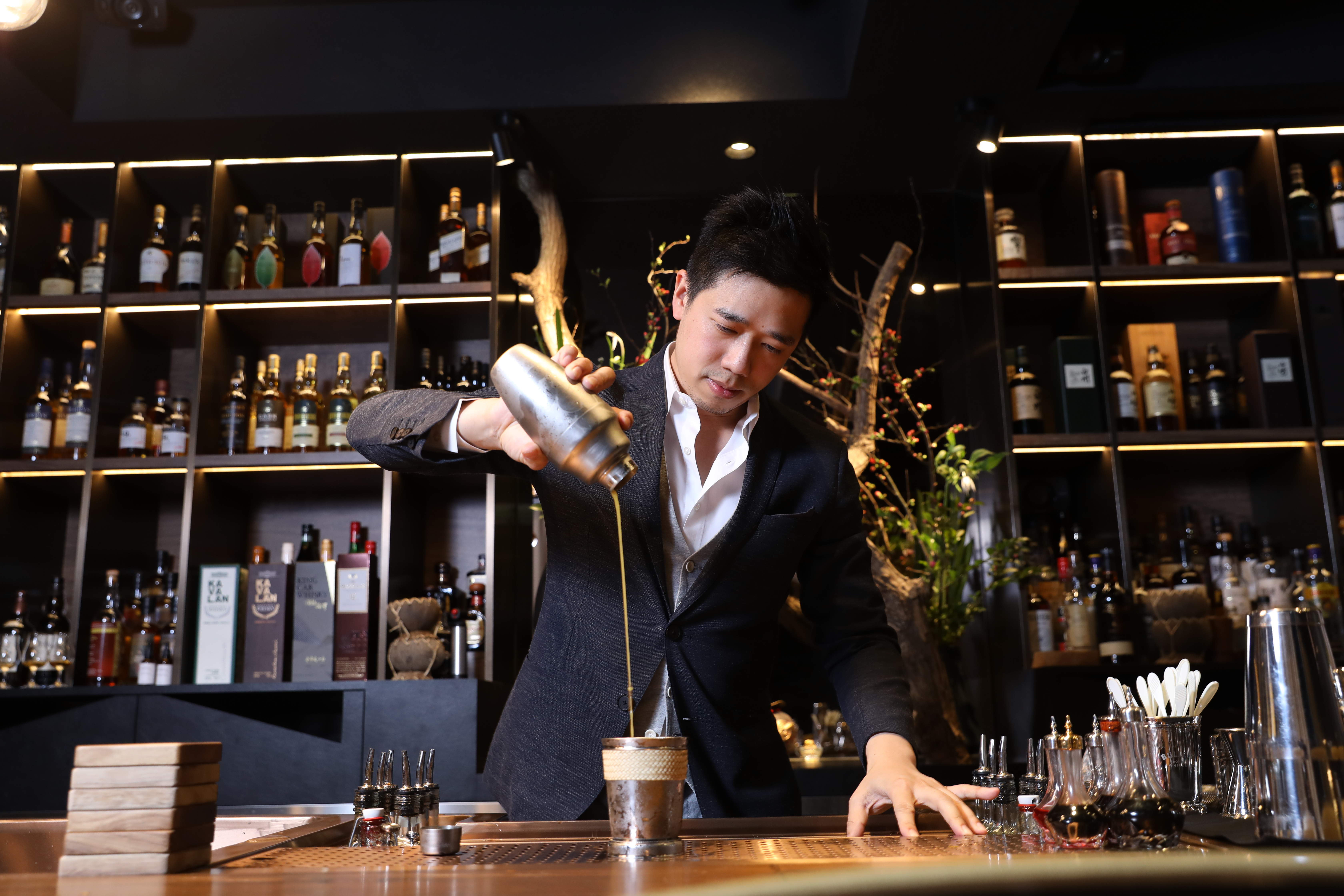 調酒師Nick終於開出自己的酒吧，人生高速運轉，他的堅持令人超佩服。