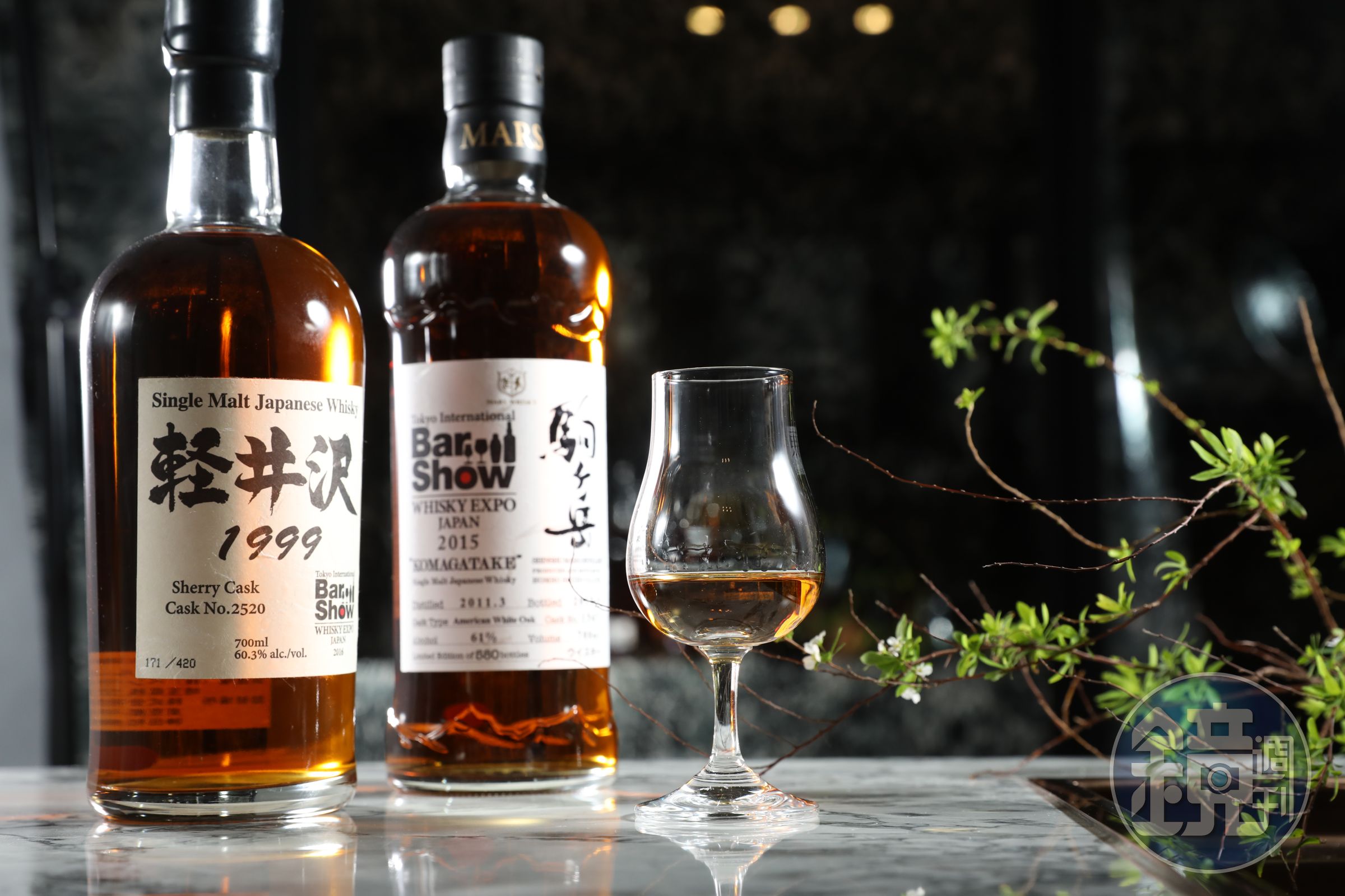 東京Bar Show限定款的日本威士忌「輕井澤1999」（左，200,000元／瓶）「駒之岳」（右，8,000元／瓶、700元／杯），通常開賣首日即會售罄，Ueno桑特別幫Nick買，由Nick小心手提回台。