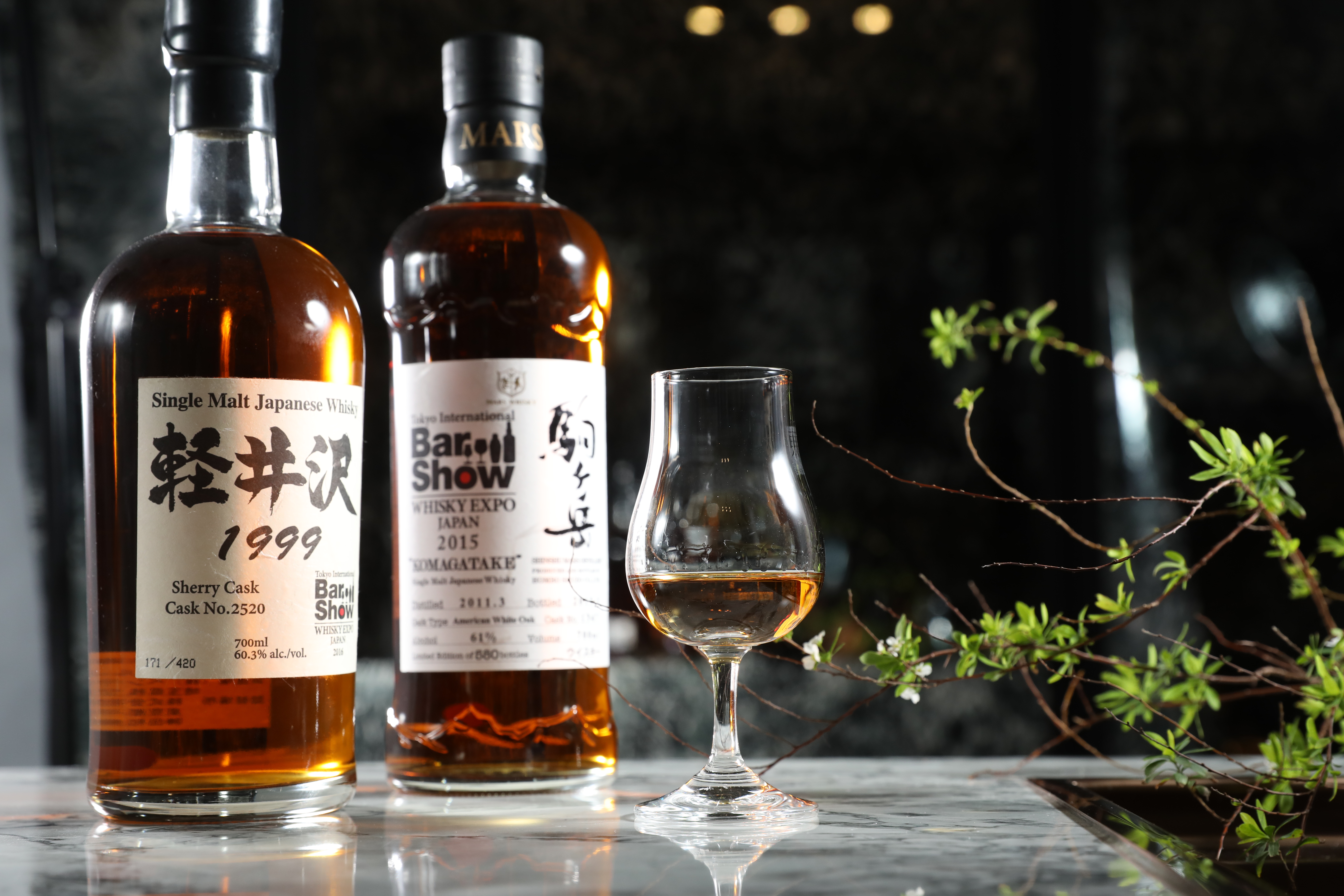 東京Bar Show限定款的日本威士忌「輕井澤1999」（左，200,000元／瓶）「駒之岳」（右，8,000元／瓶、700元／杯），通常開賣首日即會售罄，Ueno桑特別幫Nick買，由Nick小心手提回台。