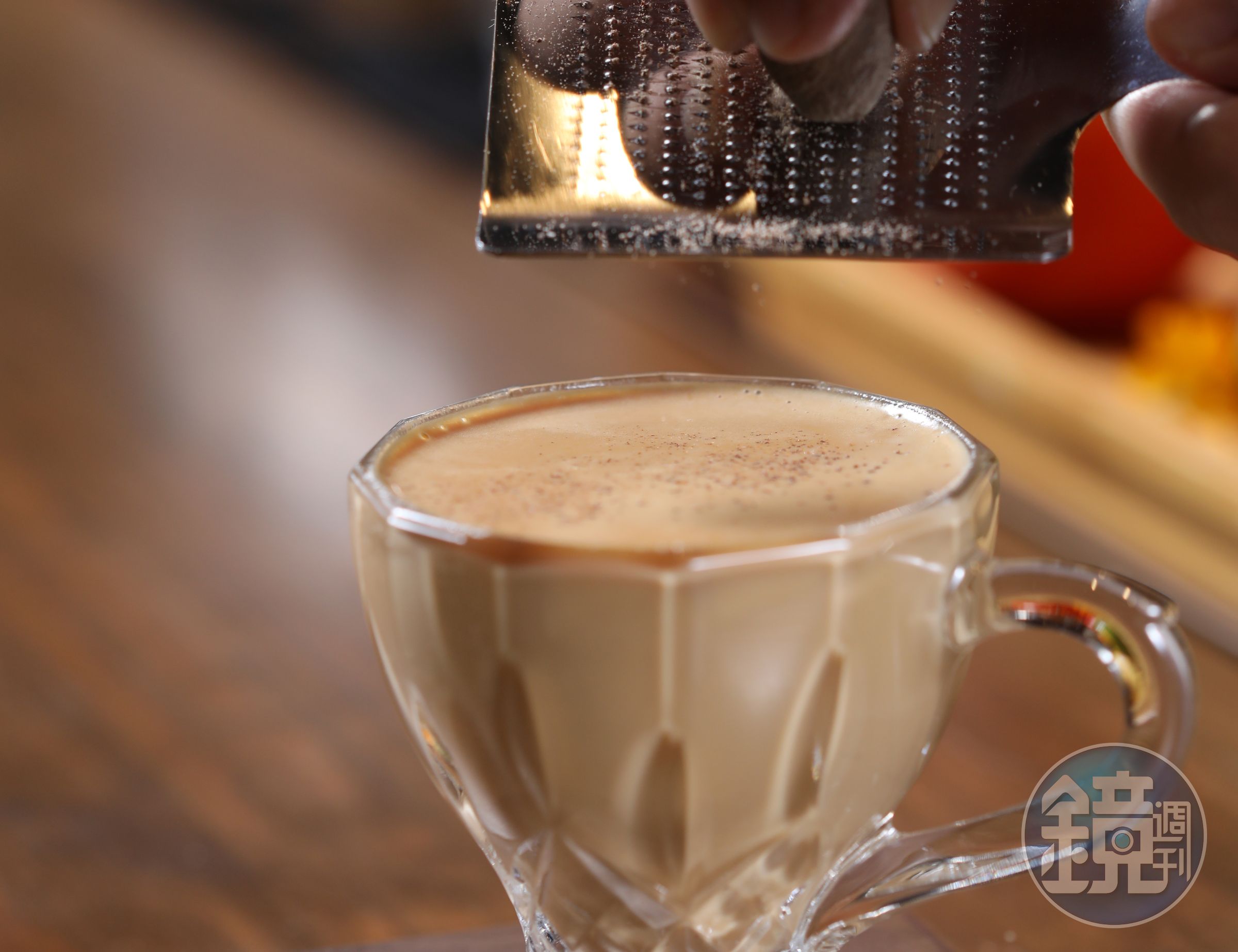 「暖暖香料沐奶茶」落喉蜜甜，酒感偏厚。（450元／杯）