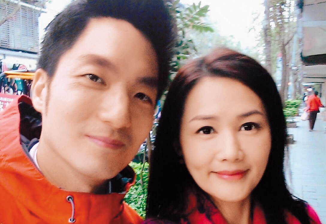 陳淑琬（右）現在香港鳳凰衛視擔任主播，2016年立委選舉時曾回台採訪當時正競選立委的蔣萬安（左）。（翻攝自陳淑琬微博）