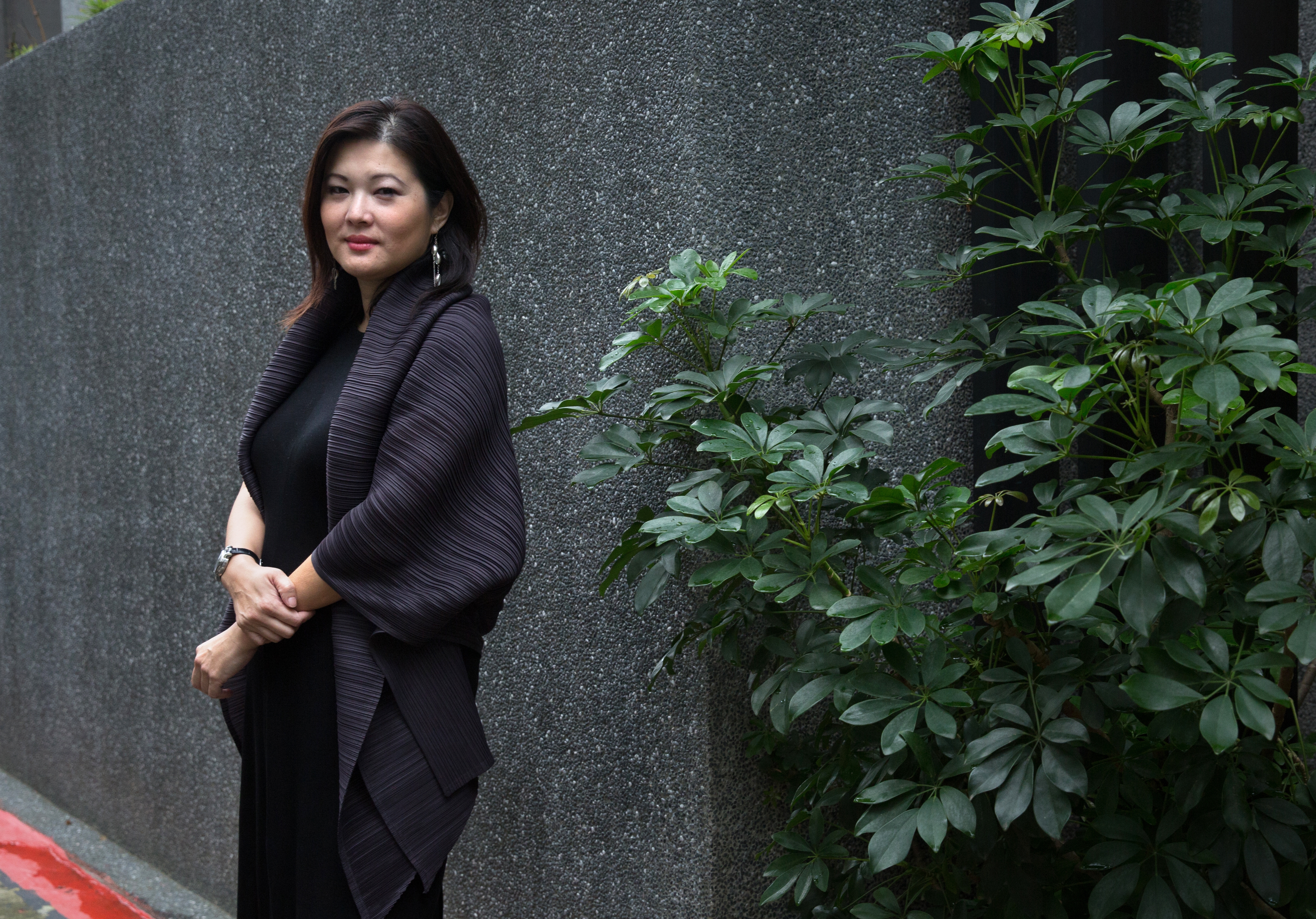 方鳳美剛駐派到中國時，最擔心的便是自己是華裔臉孔，卻連一句中文也講不標準。