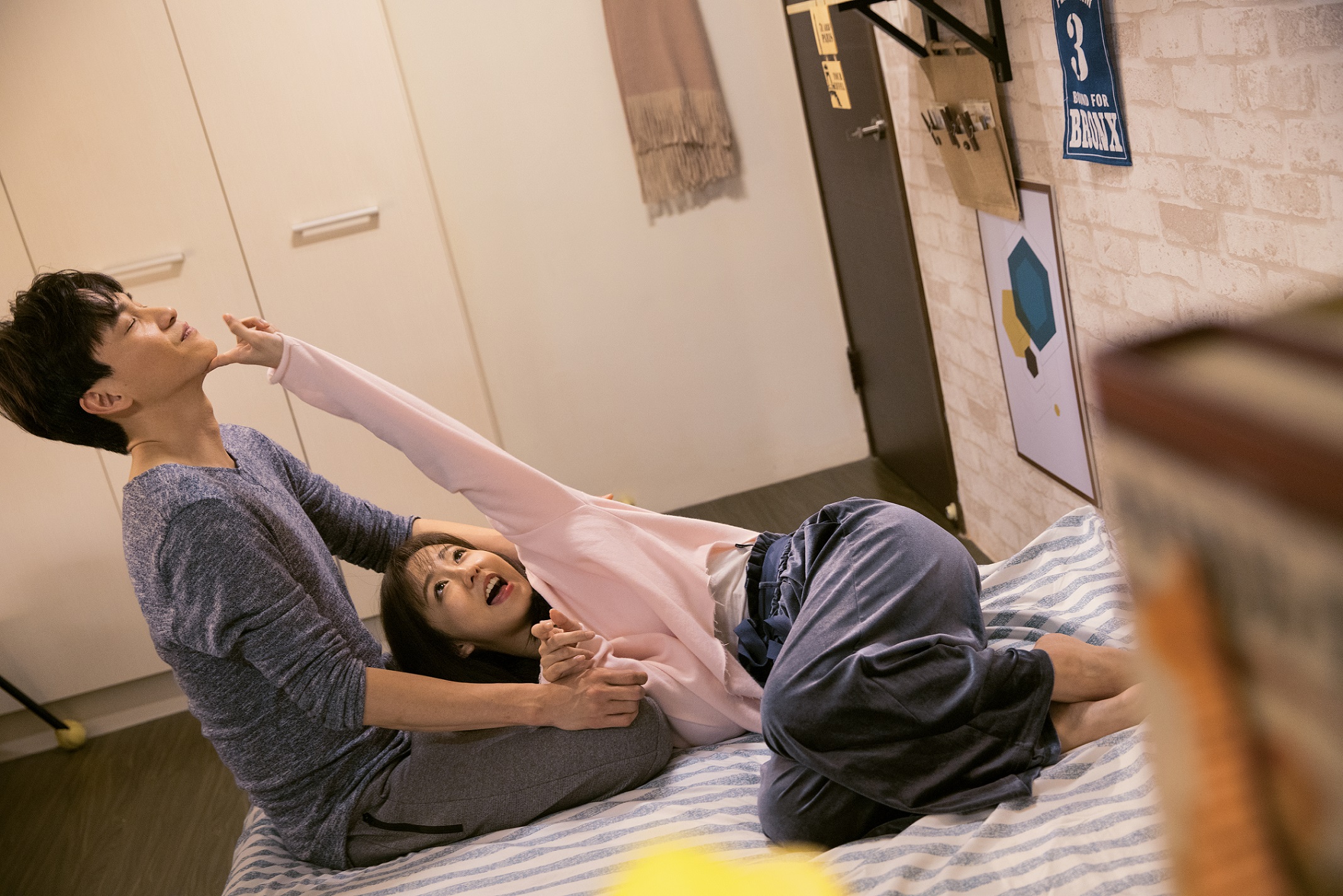 周曉涵躺曹晏豪大腿，親熱調情。（東森提供）