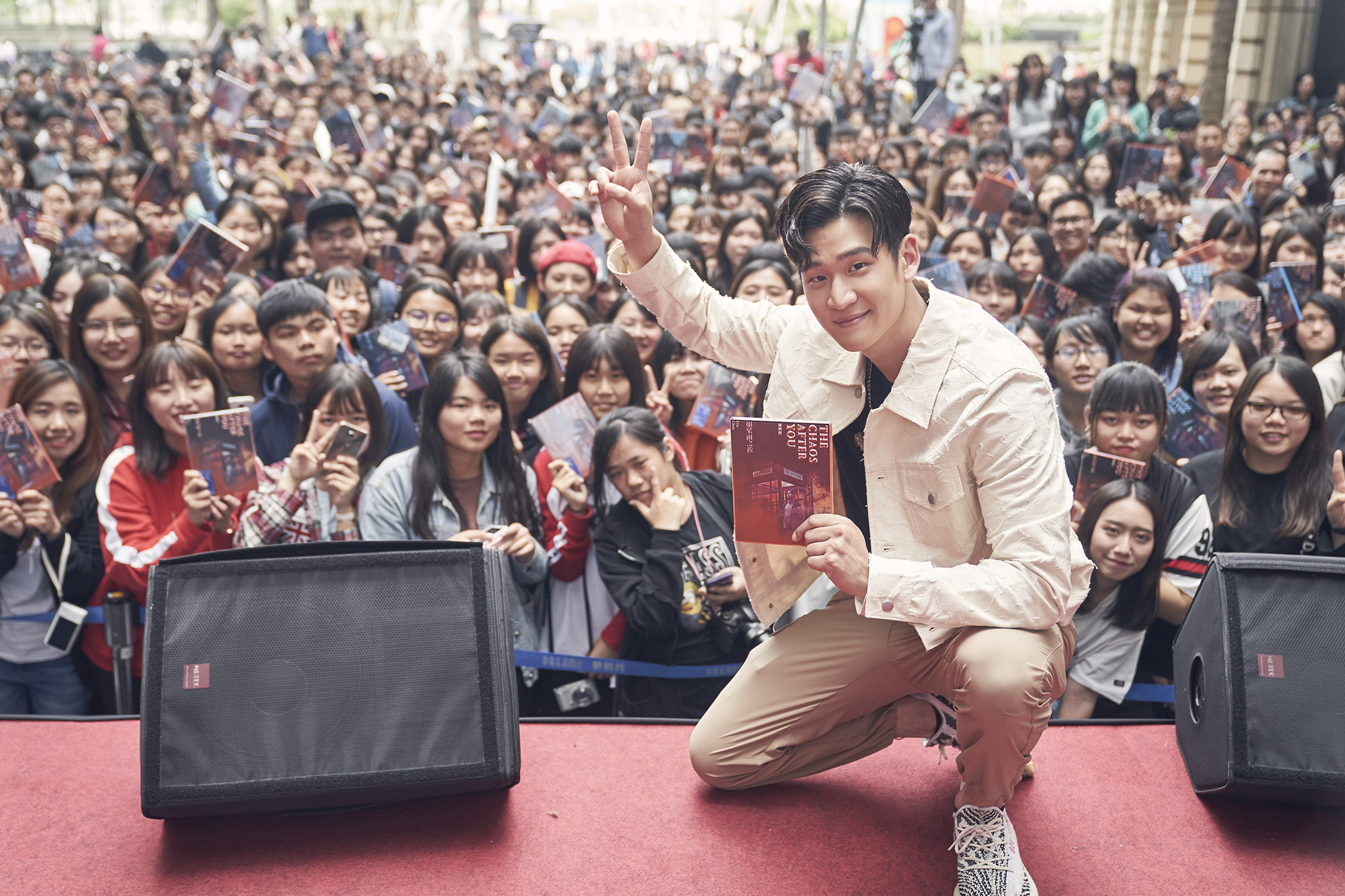 台前全都是女粉絲，看得出周興哲很受女生歡迎。（索尼音樂提供）