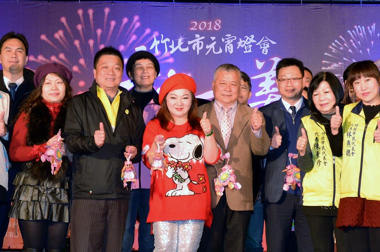 白冰冰(中)與竹北市代會主席林啟賢等人一同歡慶竹北市元宵燈會。(中視提供)