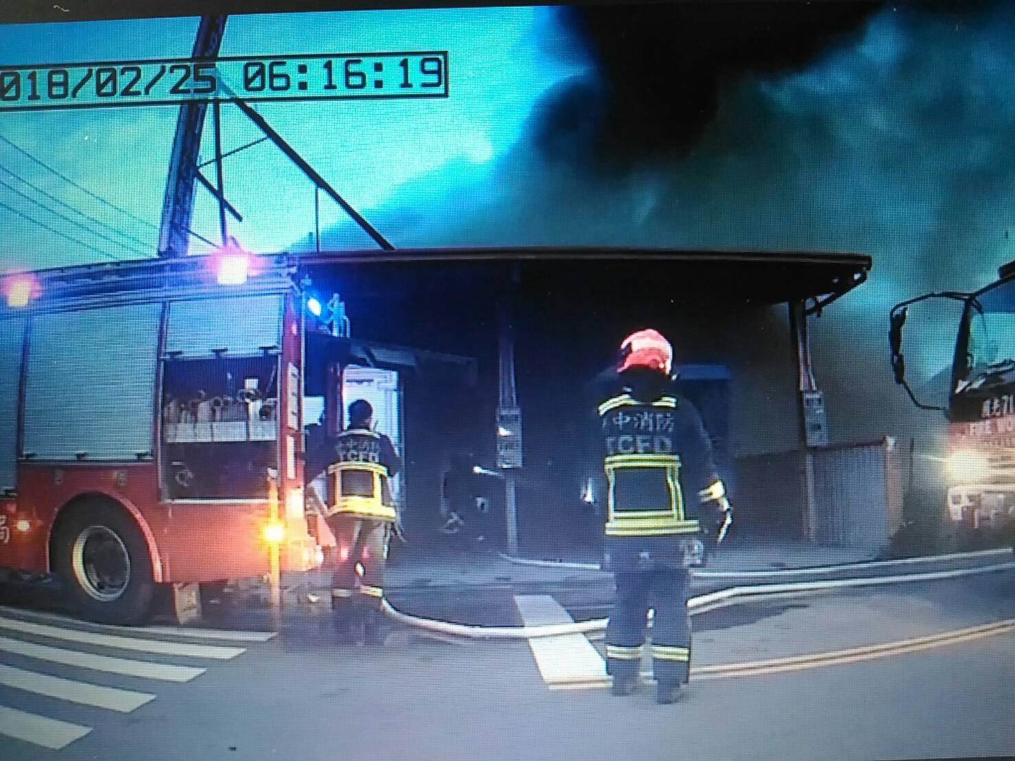 警消一抵達現場，只見濃煙密佈，整棟鐵皮屋被烈焰吞噬。（消防局提供）