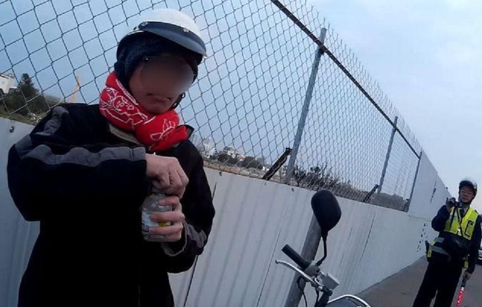 詐欺通緝犯鍾男,雖然假冒他人身份,卻遭指紋系統識破。