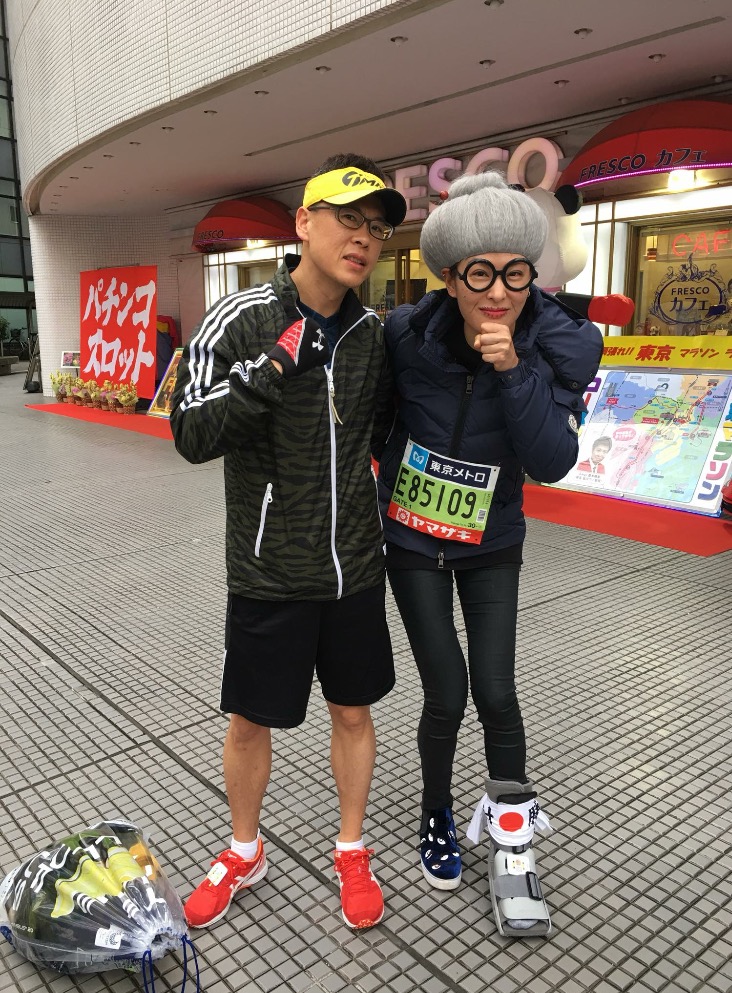 賈永婕（右）與老公赴東京參加馬拉松。（翻攝自賈永婕臉書）