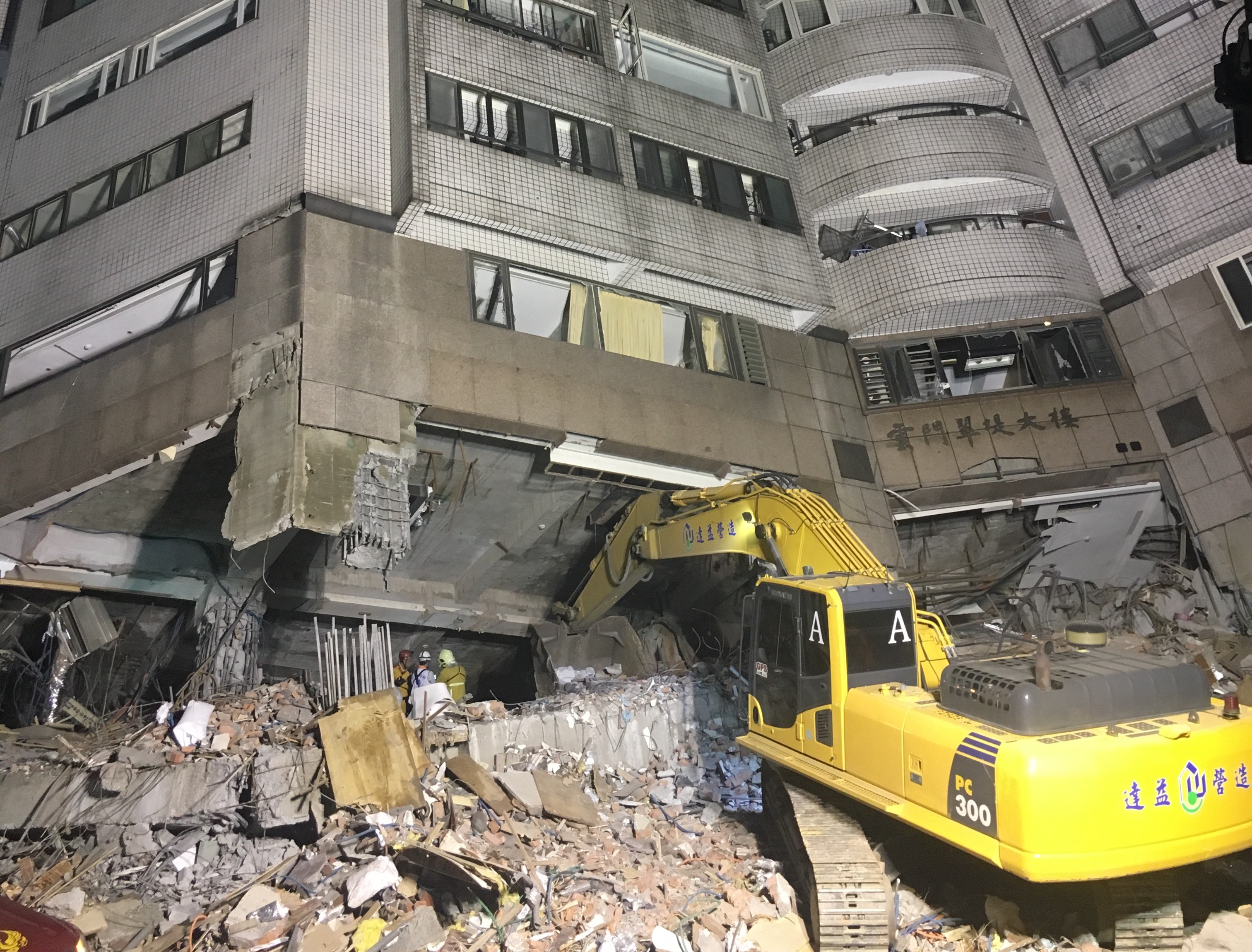 雲門翠堤大樓受強震影響傾斜倒塌，受困在內的丁姓夫婦遺體，今下午2時許被抬出。