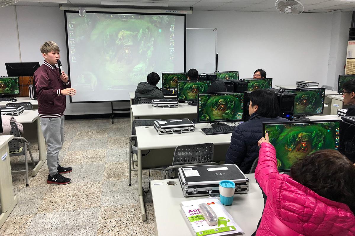 熟悉電競產業的師資不足，中華民國電子競技運動協會在各院校開設相關研習課程，協助教師開發第二專長。（照片提供：中華民國電子競技運動協會）