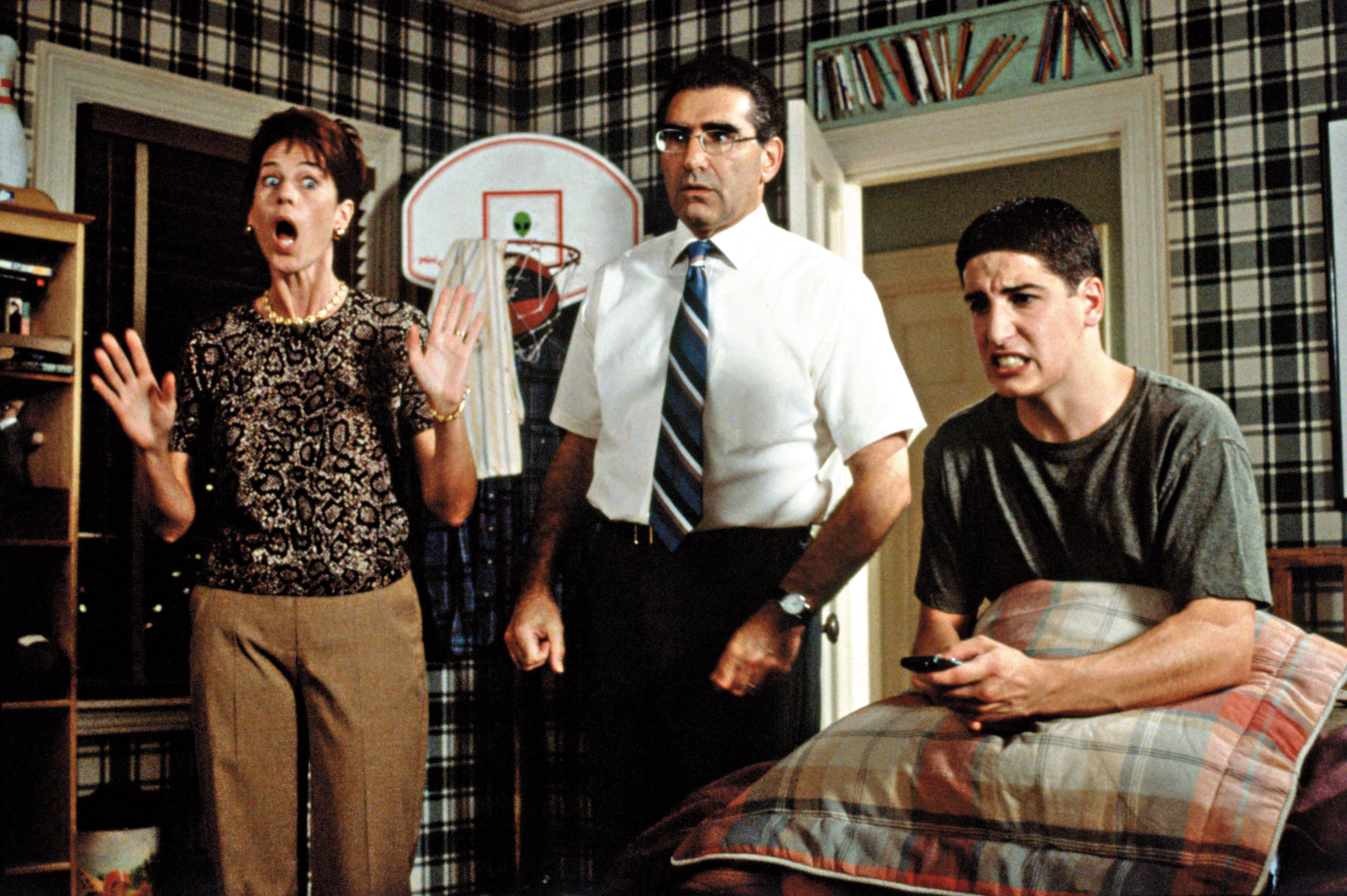 《美國派》:4個高中死黨,決定要在畢業前擺脫處男之身,勇於探索性愛奧祕。但他們越是努力,下場就越淒慘,鬧出越多笑話。