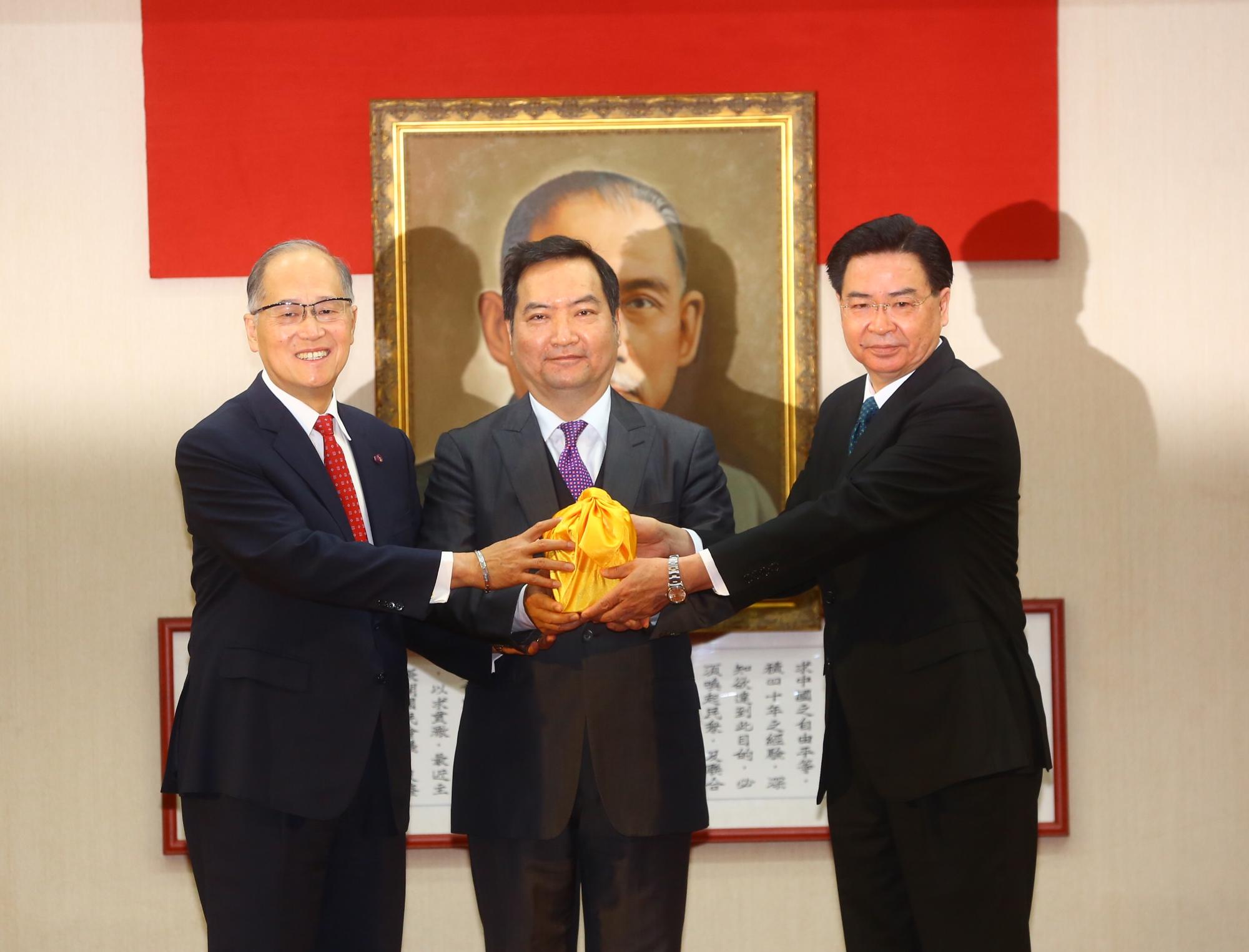 外交部長交接典禮,在政委羅秉成(中)的監交下,新任部長吳釗燮(右)從李大維(左)手中接過印信。