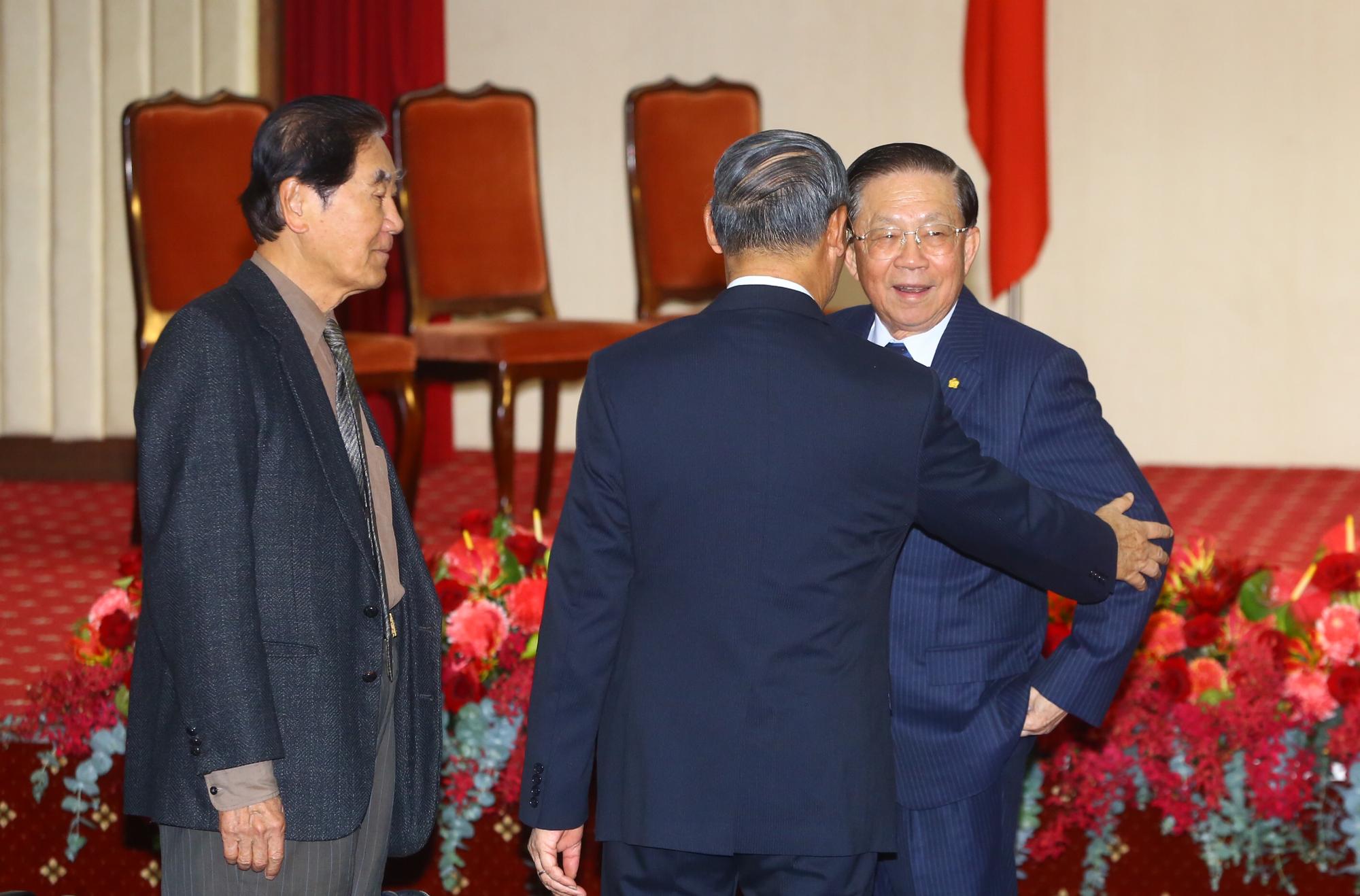 外交部長上午舉行交接典禮,3位老部長陳唐山(左起)、錢復、田弘茂等人,都到場觀禮。