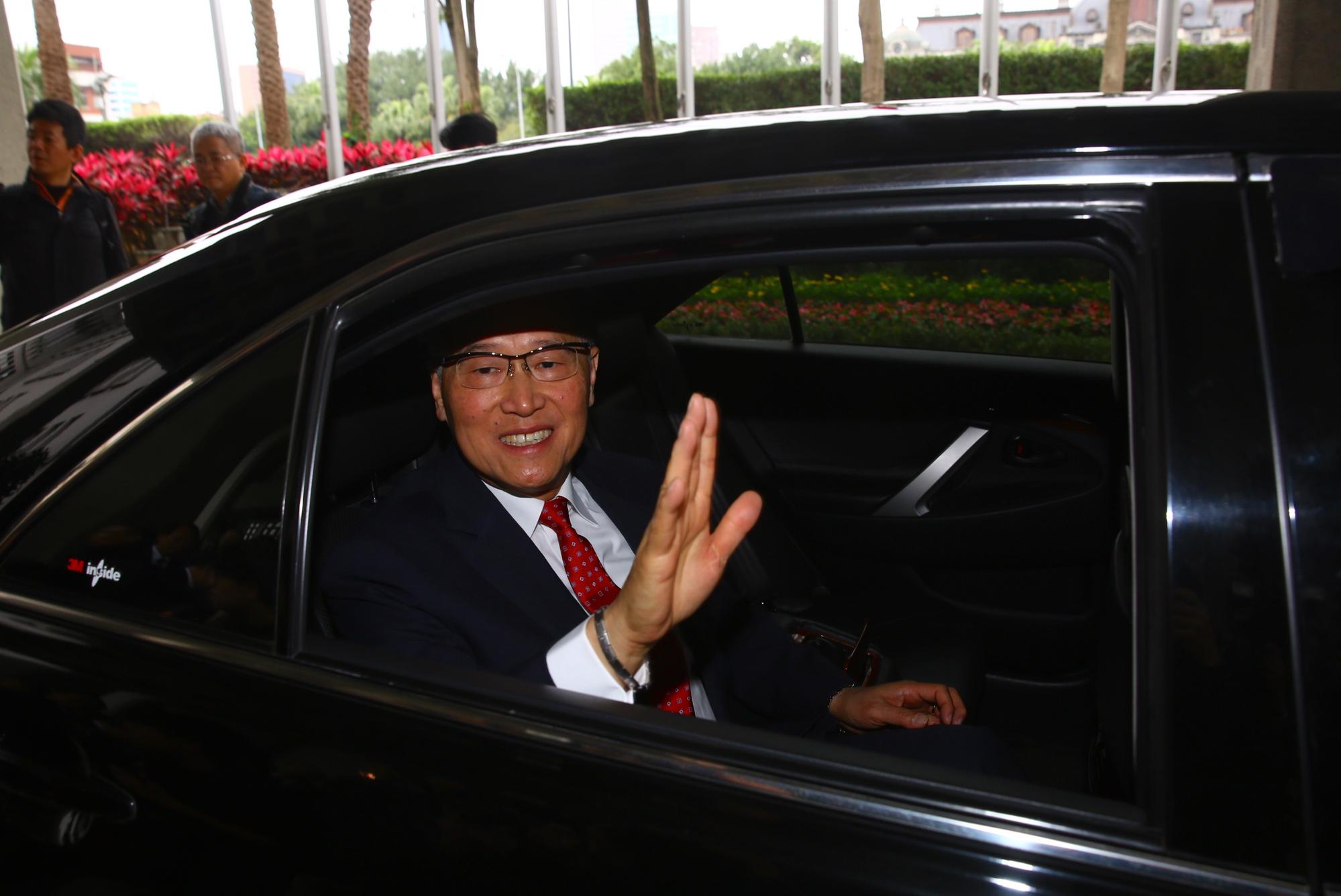 卸任部長李大維搭車離去外交部,揮手致意。