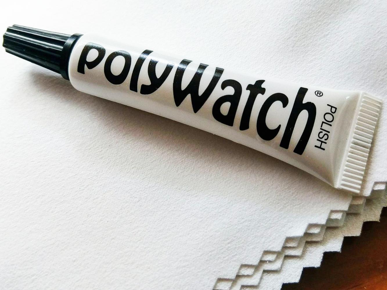 德國POLYWATCH拋光膏專門針對壓克力鏡面設計，不適用於礦石或藍寶石水晶玻璃。擠取適量於超細纖維布上，以同心圓方式在壓克力鏡面上打磨，即可去除細紋、恢復光亮。每條售價約2、3百元。