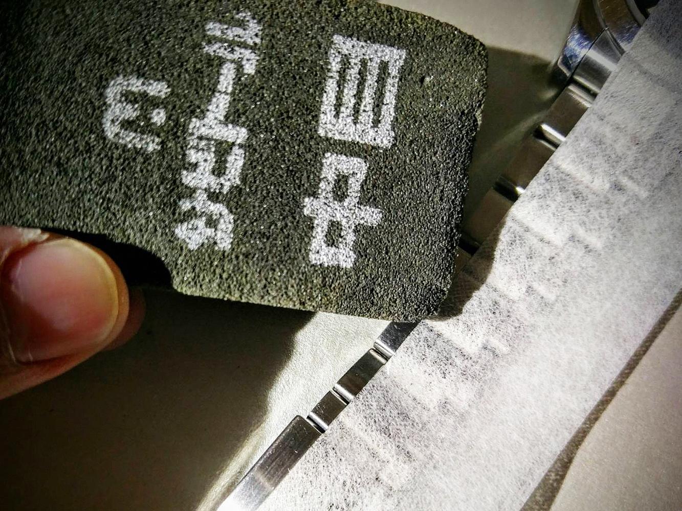 抛光磚僅可用於霧面拉絲的部份，使用前請先以透氣膠布或3M隱形膠帶遮蓋拋光部分再處理。使用順序為粗到細，盡量依照原始紋路以同方向摩擦，髮絲紋才能拋得細膩又筆直。
