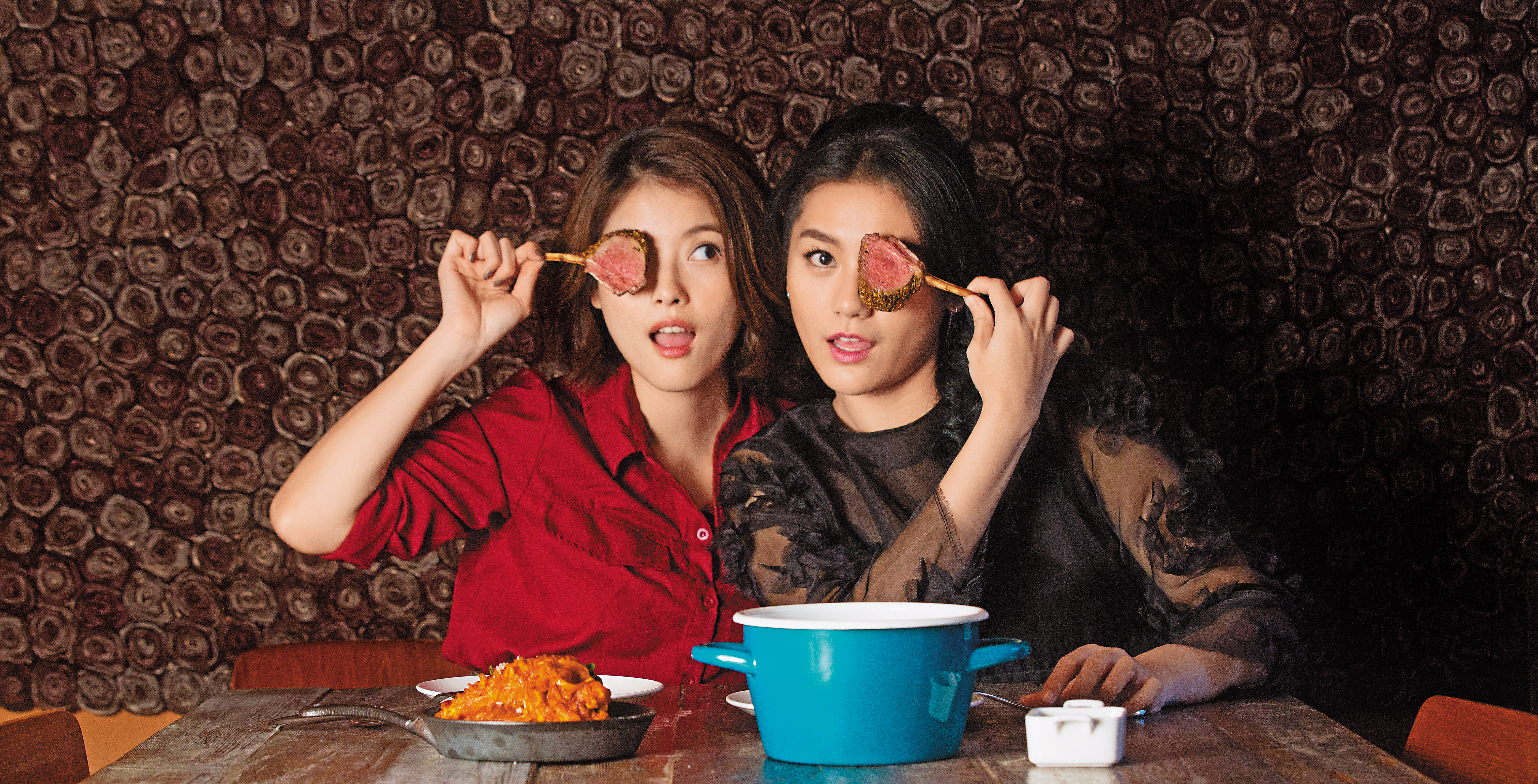 王樂妍（左）與小蠻（右）2人因合作舞台劇《偽婚男女》而成為好友。