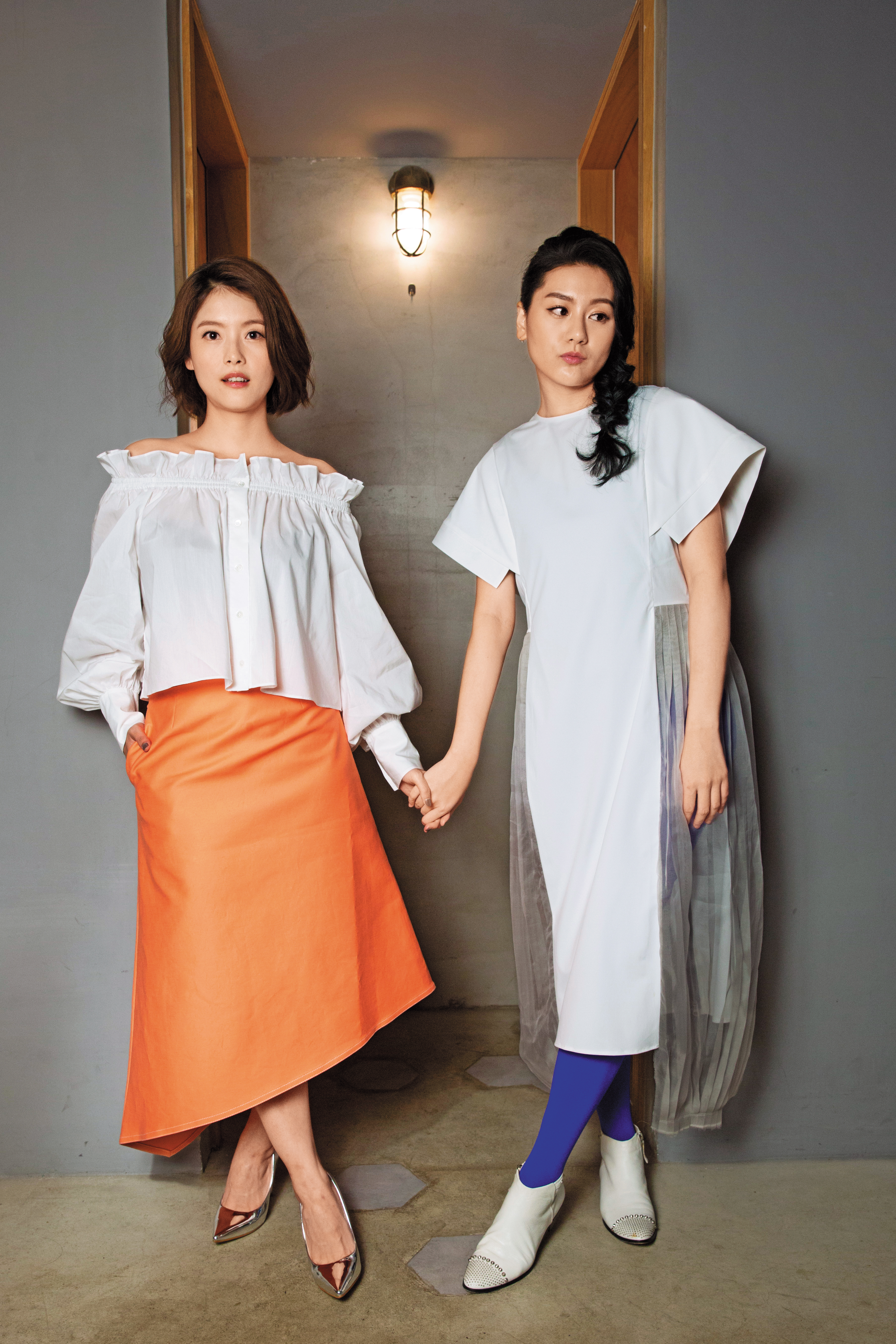 在舞台劇《偽婚男女》中，王樂妍（左）與小蠻（右）扮演一對同志情侶。